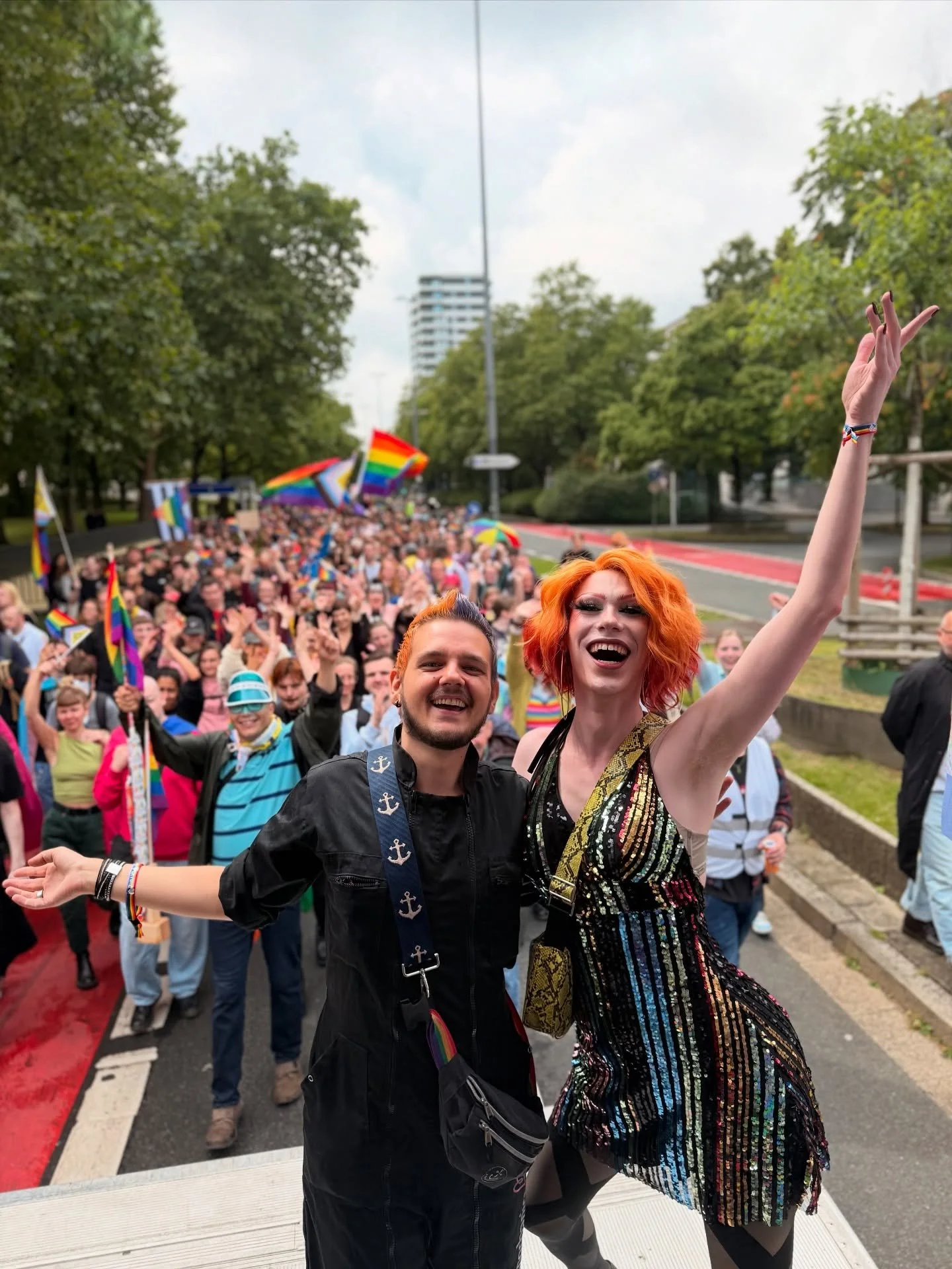 Es war wohl der sch&ouml;nste CSD auf dem ich war.
Der RuhrPride 2025 @ruhrprideofficial 🏳️&zwj;⚧️🏳️&zwj;🌈

Quasi immer an meiner Seite, Donnerstag bis Montag war @poetrysven als mein Co-Host, mein Partner in crime und emotional support und Arbeit