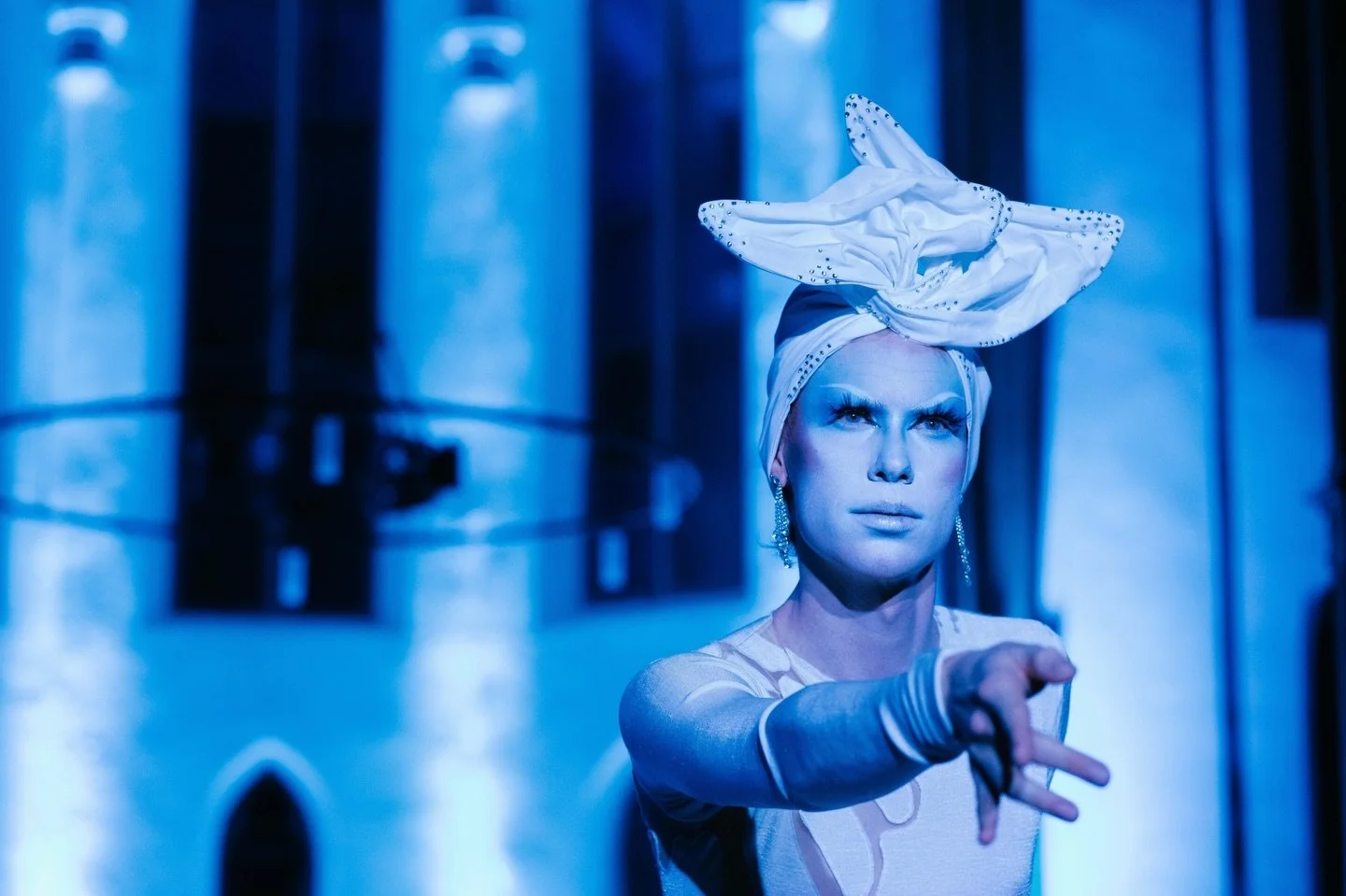 Die Schneek&ouml;nigin nach H. C. Andersen ❄️
Willkommen in meiner Welt zwischen Drag und Tanz. 
Danke an Bettina Rutsch f&uuml;r dieses einmalige Projekt, an den @prodommo_ev als Tr&auml;ger und Veranstalter, sowie an meine wunderbaren Kolleg*innen 