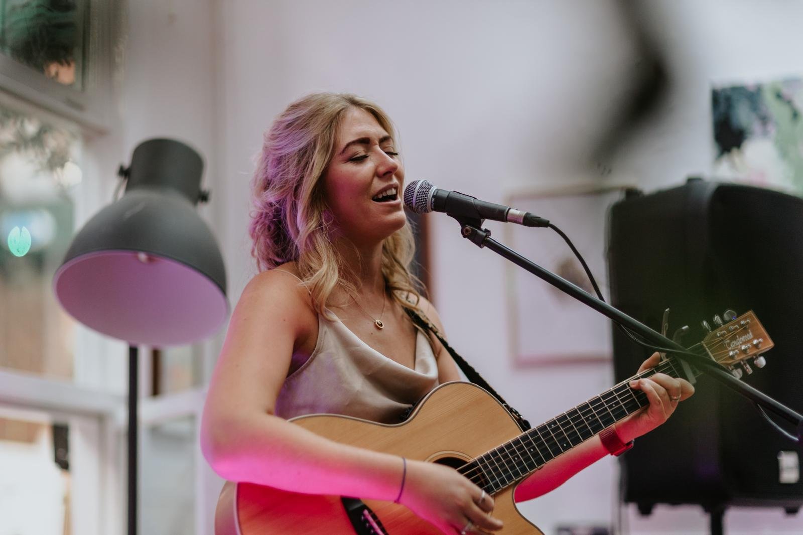 Emma De La Querra Live