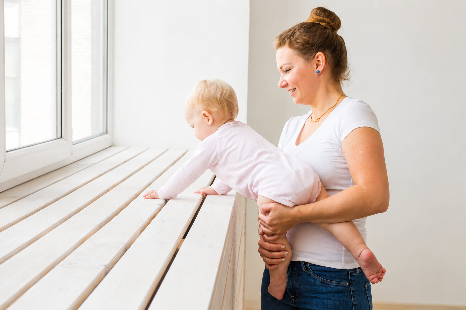vrouw met kind bij raamkozijn