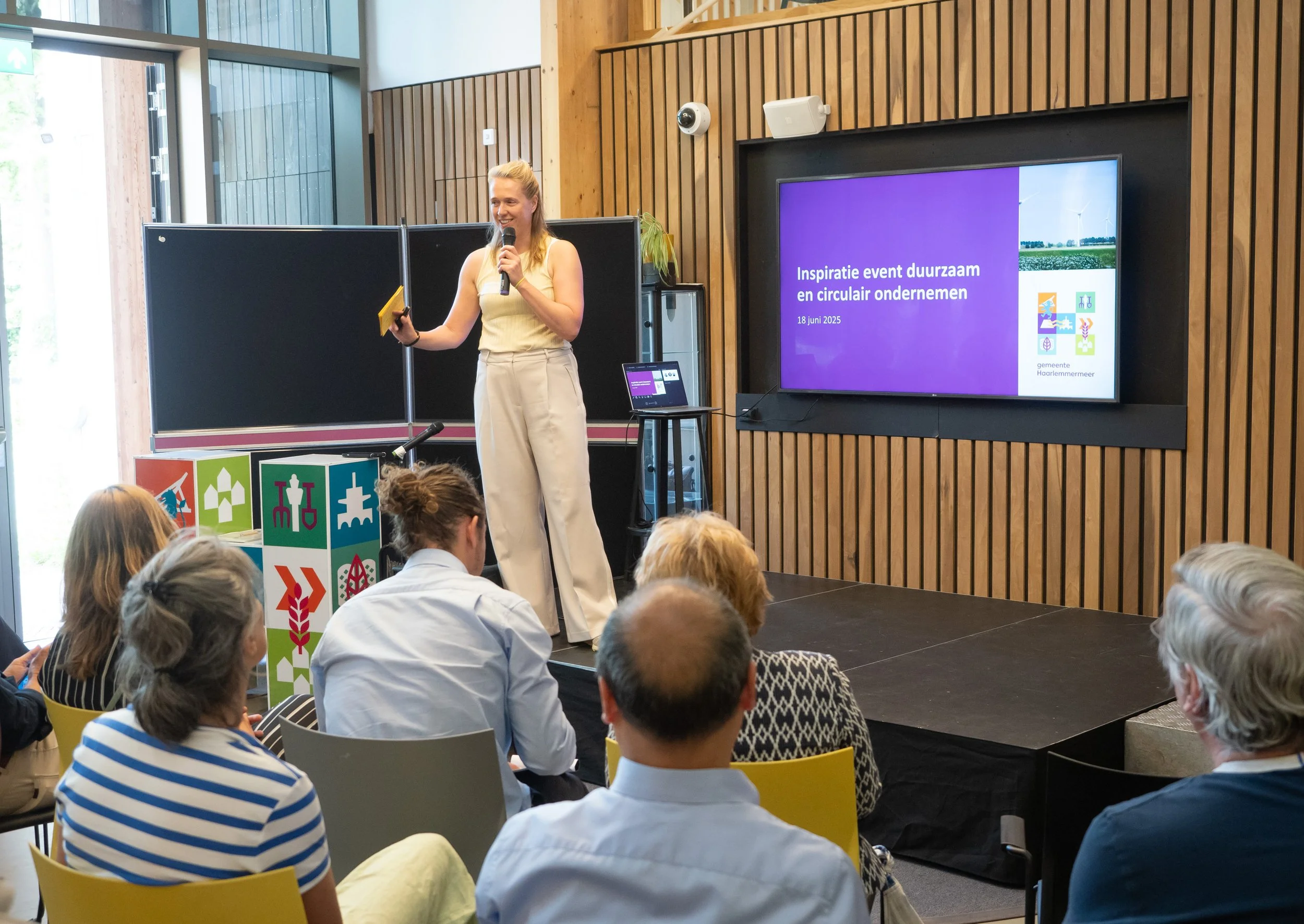 Groep mensen luistert naar spreker tijdens inspiratie event duurzaam en circulair ondernemen