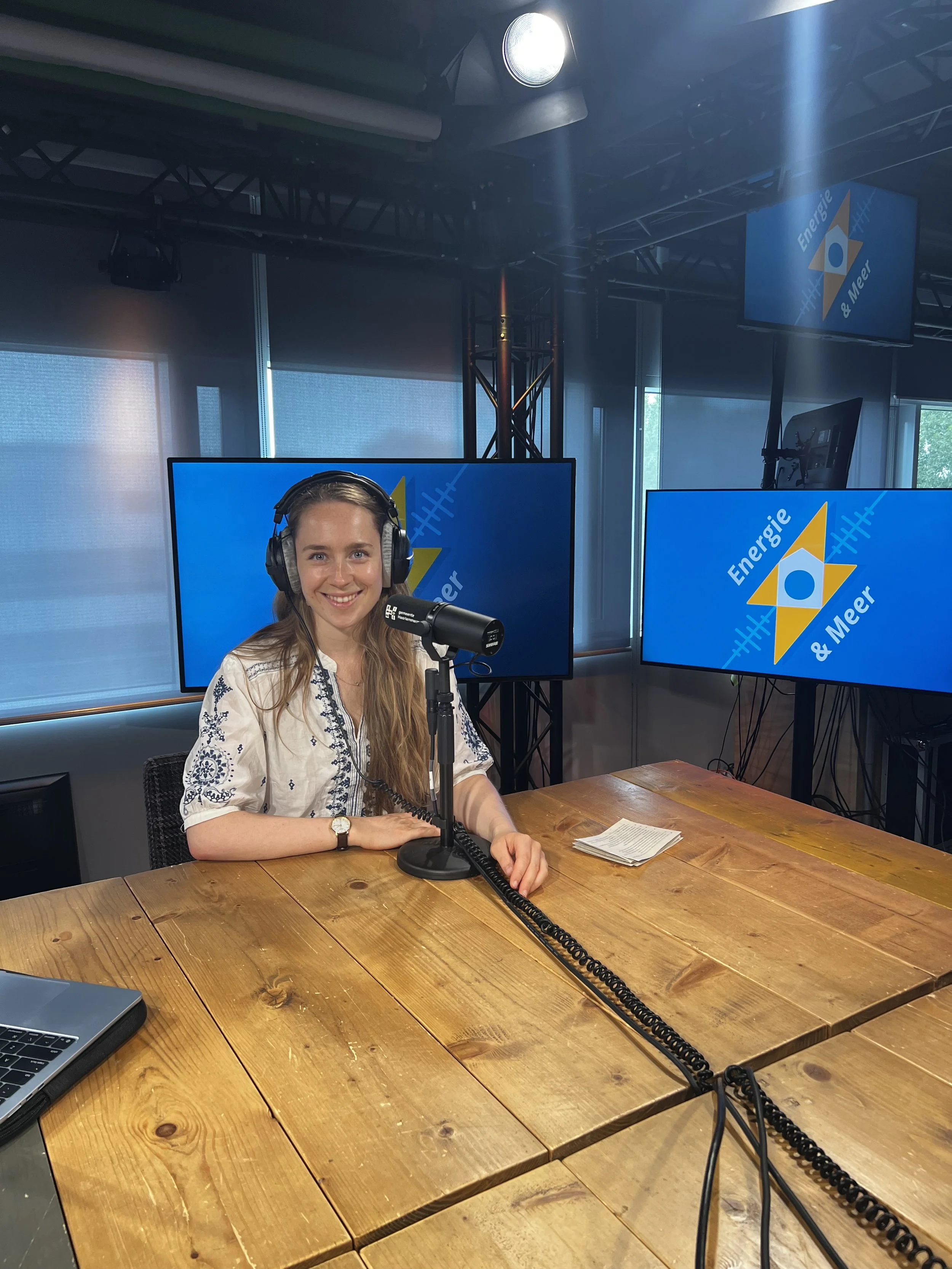 foto vrouw opname podcast
