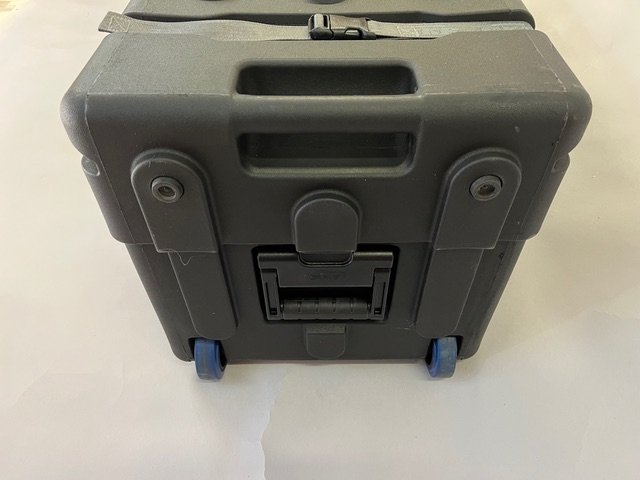 shipping case for 6' wall shelf display, wheel and handledetail