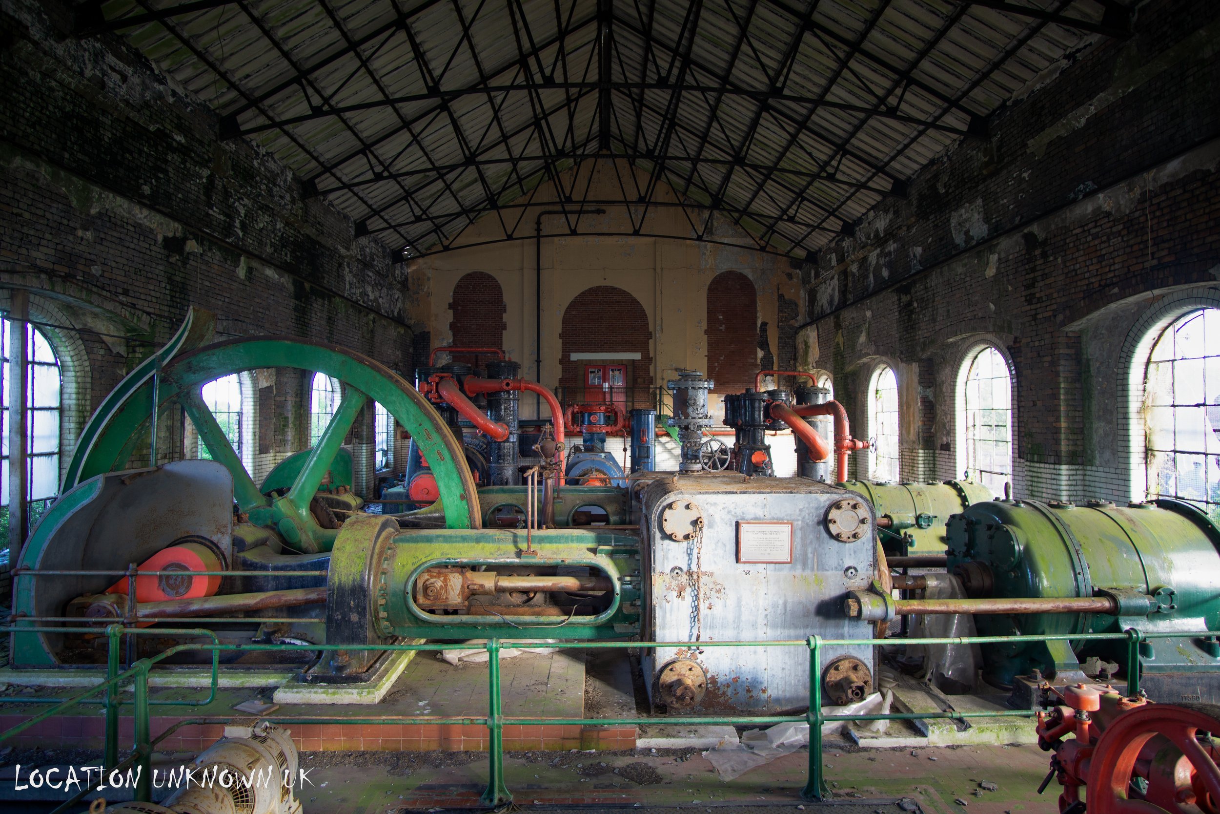 The power house utilized compressor pumps to regulate the pressure of injected air, which was then directed into the mine to operate various equipment, including conveyors and coal cutters. It began operations in 1914.