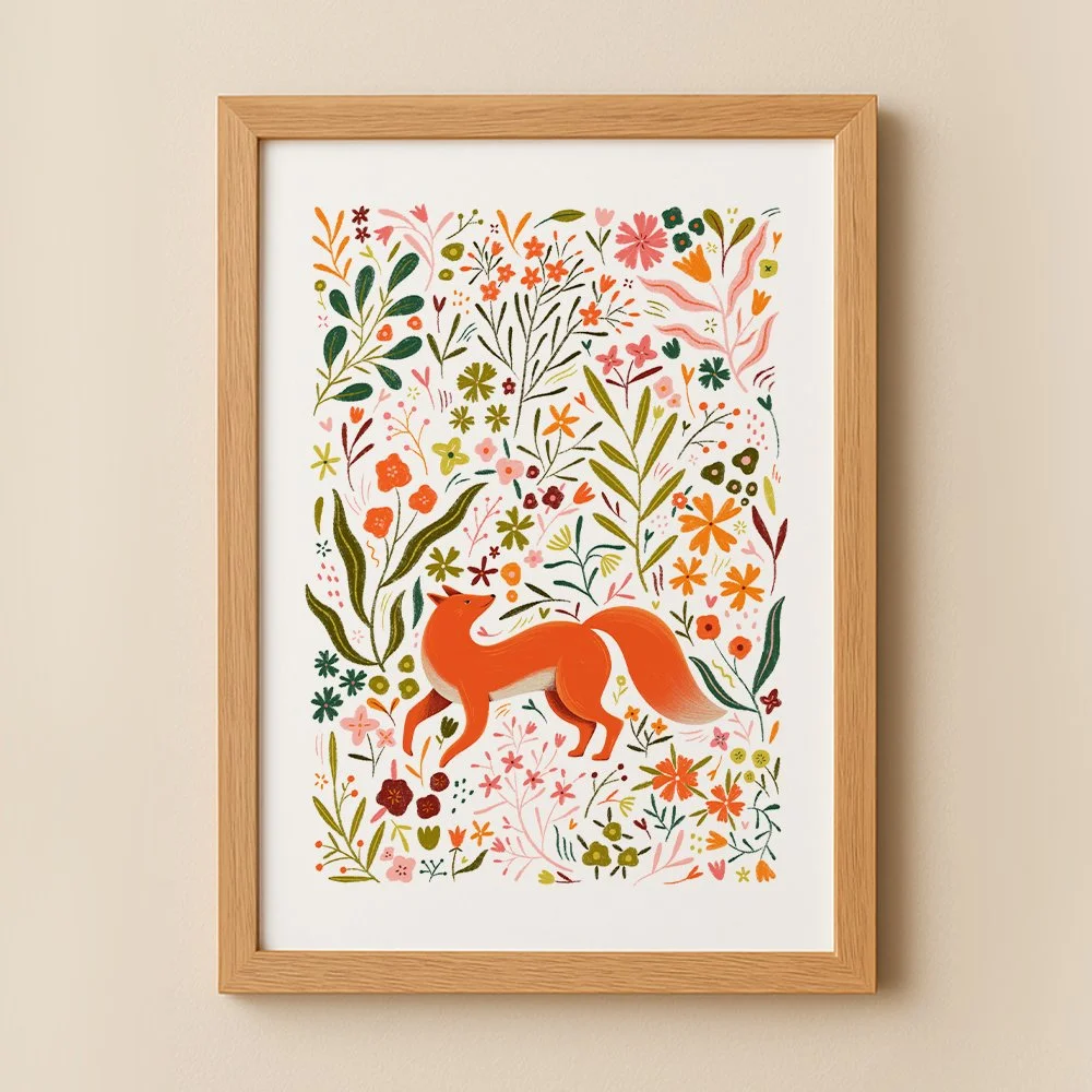 Renard et herbier de fleurs roses