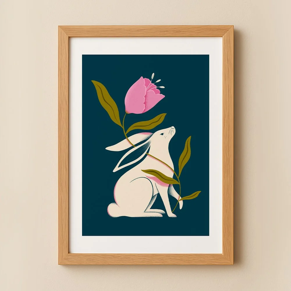 Lapin et fleur emmêlés sur fond bleu