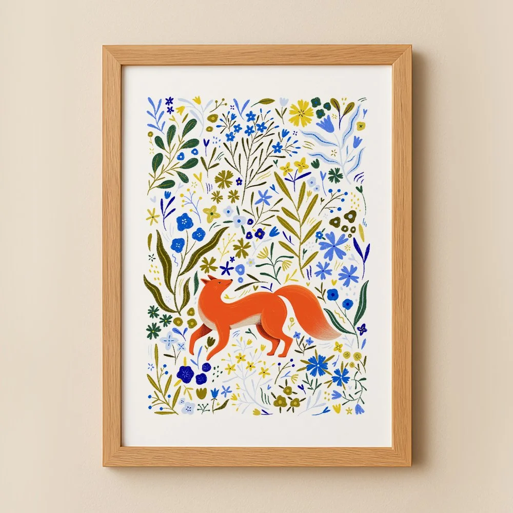 Renard et herbier de fleurs bleues