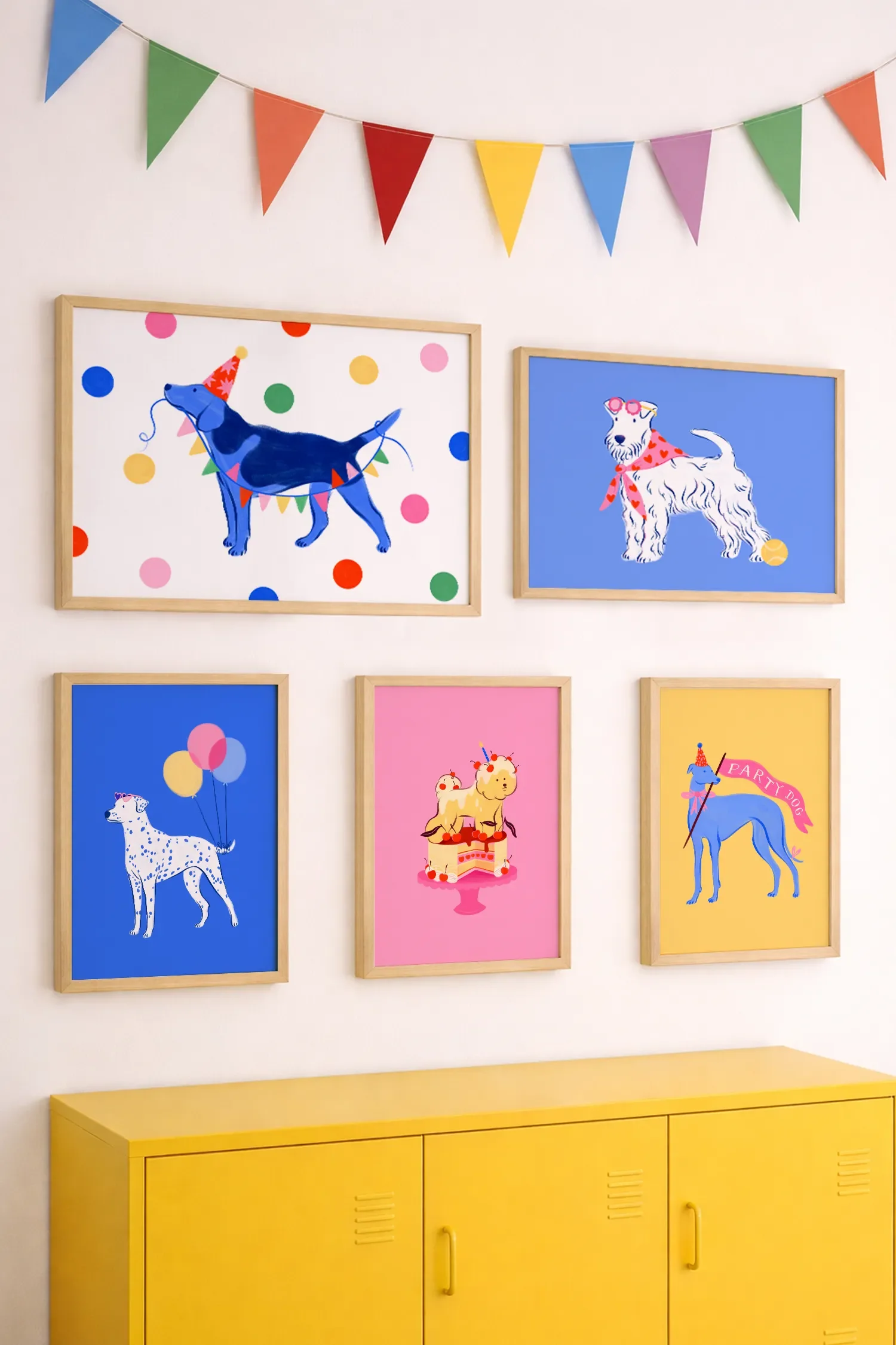 Une décoration de fête avec des illustrations de chiens et de ballons, dans un cadre coloré et festif.