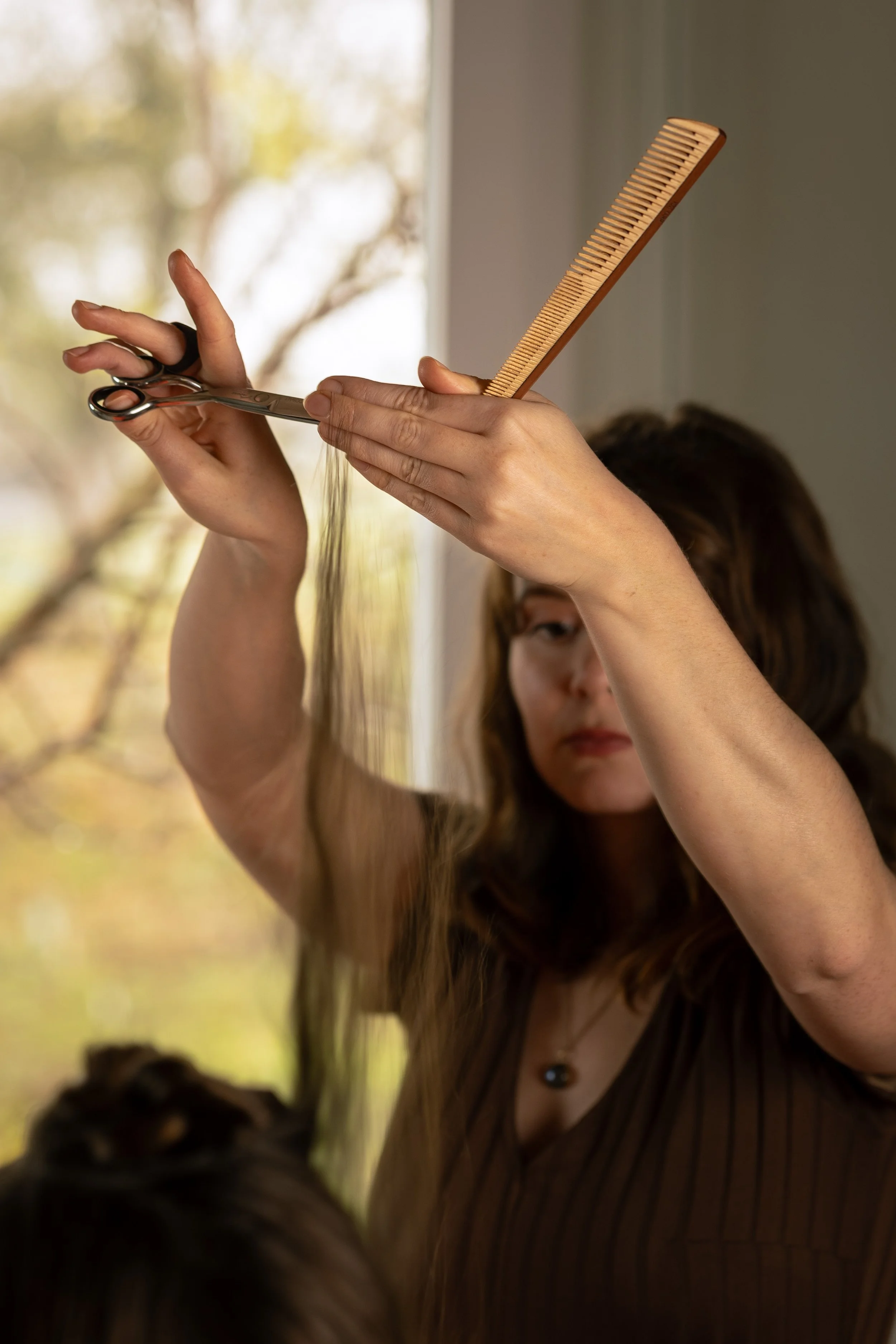 Alexandra Zollet am Haare schneiden