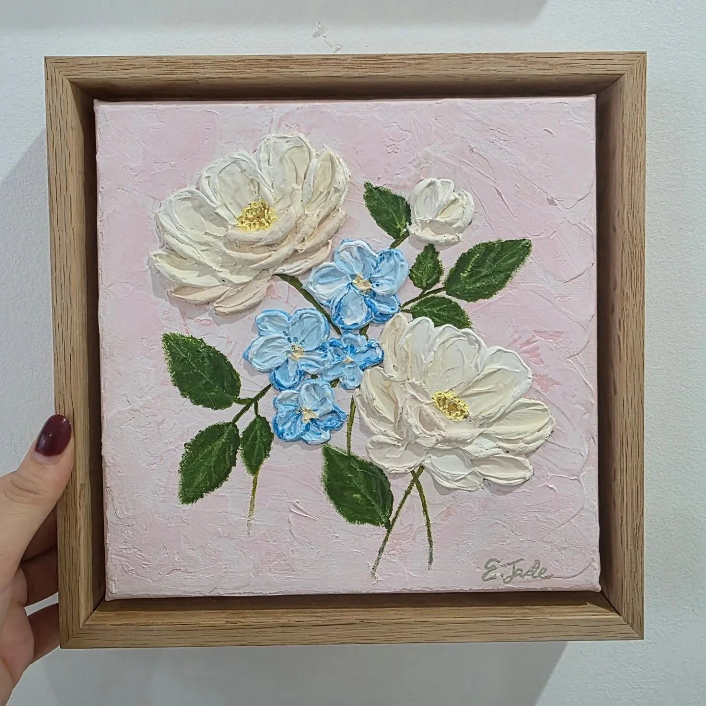 The sweetest little original&hellip; &ldquo;Sweet Serenity&rdquo; 🤍

A softly sculpted arrangement of delicate blooms, layered with texture and gentle movement. Set against a blush-toned backdrop, this piece brings together creamy whites, soft blue 