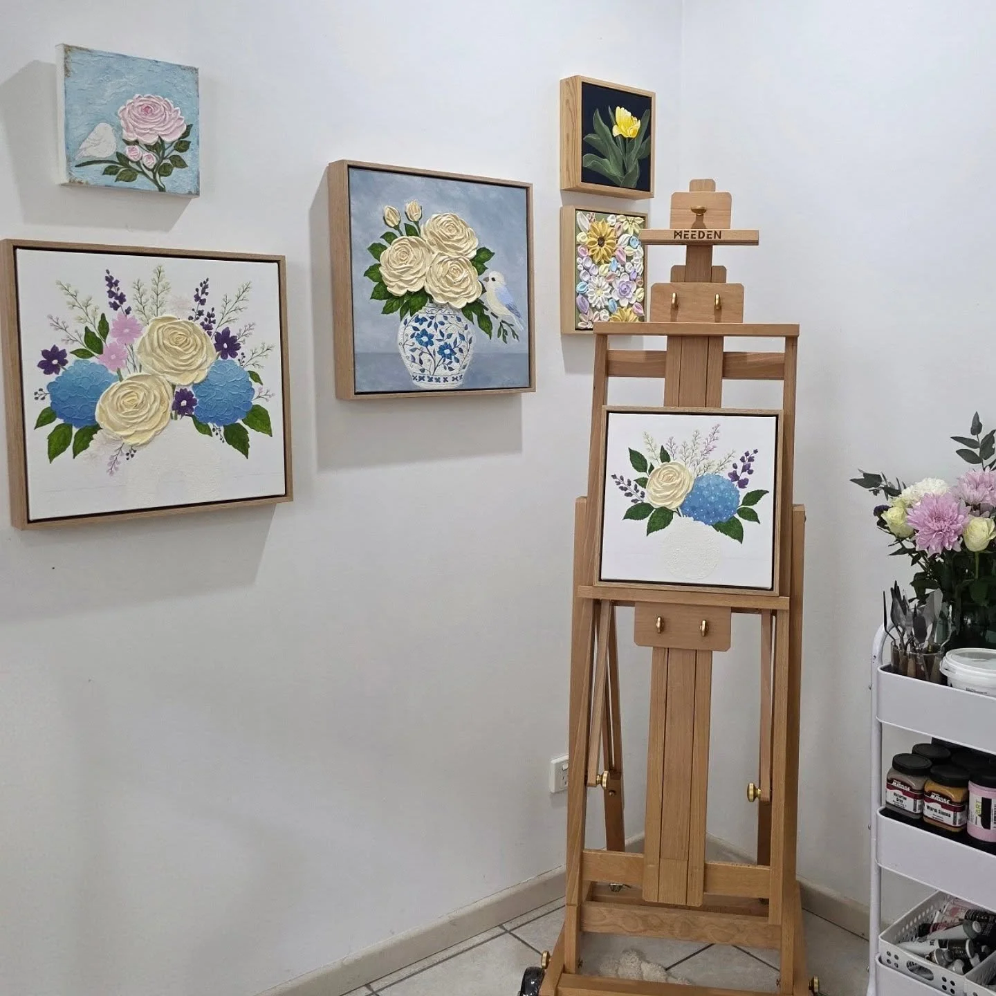 Fresh flowers + a new easel = immediate creative motivation 🌸✨

A little collection of moments from the studio this week - inspired by fresh flowers, textured petals and slow evenings creating.

Which slide is your favourite? 🤍

#thisweekintexture 