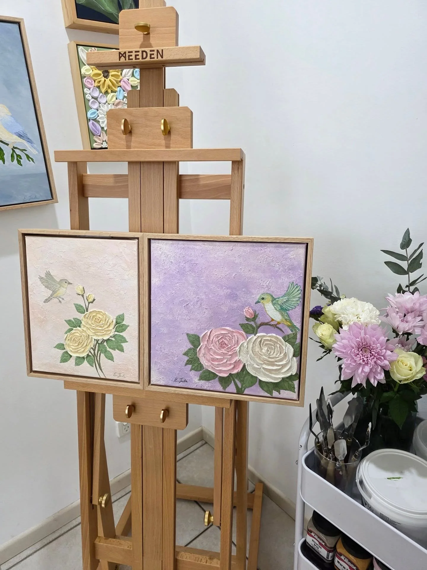 This Week in Texture 🤍
A little different this week - instead of one artwork, I&rsquo;m sharing a few of my favourite moments from May.
Swipe through for a glimpse: 

1. Studio moment with my new easel ✨
2. Fresh roses 🌹
3. Welcoming May beneath th