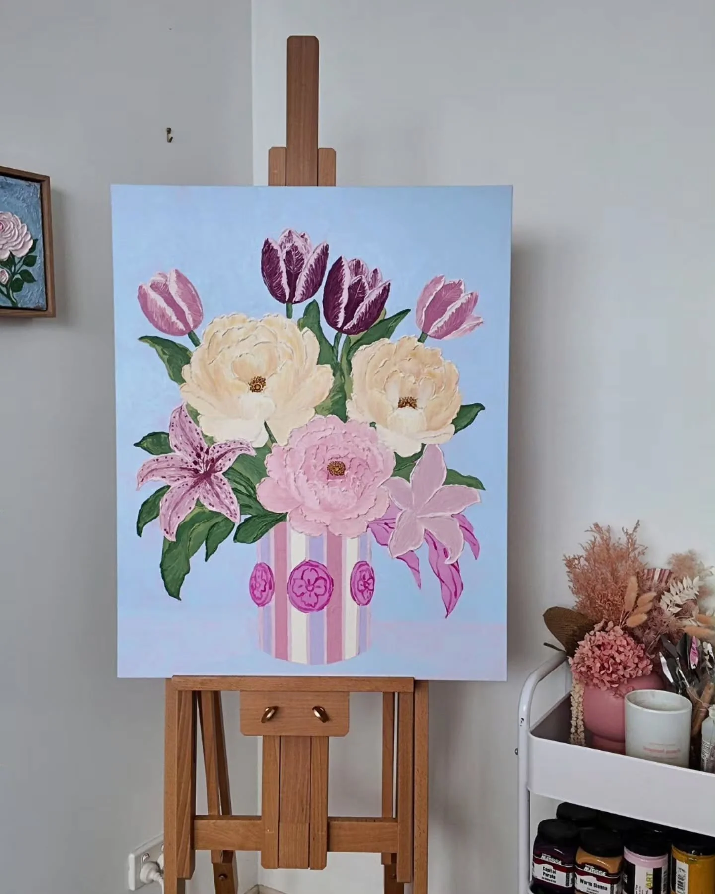 What's on the easel this week 🌸
Bringing this one back onto the easel for a little more attention. Sometimes a painting just needs some time before you know exactly what it needs next.

From a distance you see the flowers, but up close is where all 