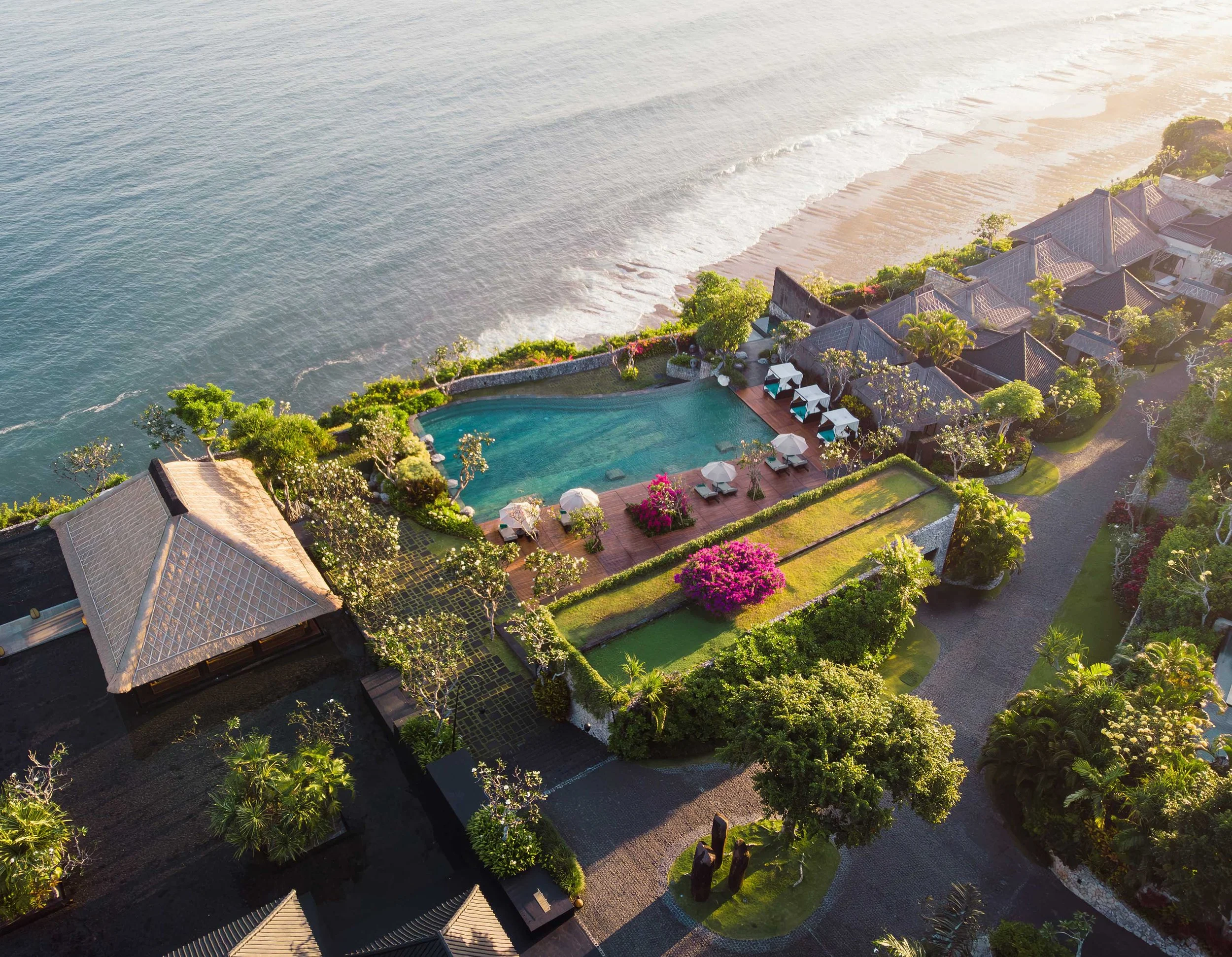 Bvlgari Resort Bali с видом на океан и скалы