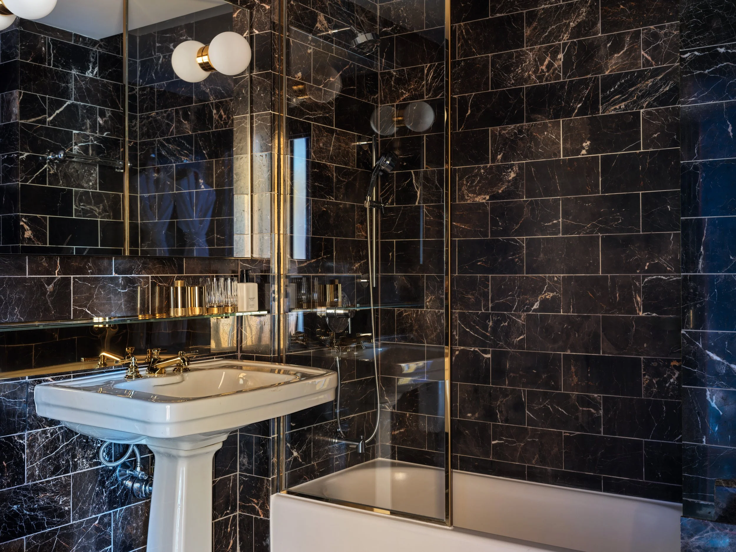 TheManner_RoomsDeluxeCornerKingADA_Bathroom_1182_ChrisMottalini.jpg