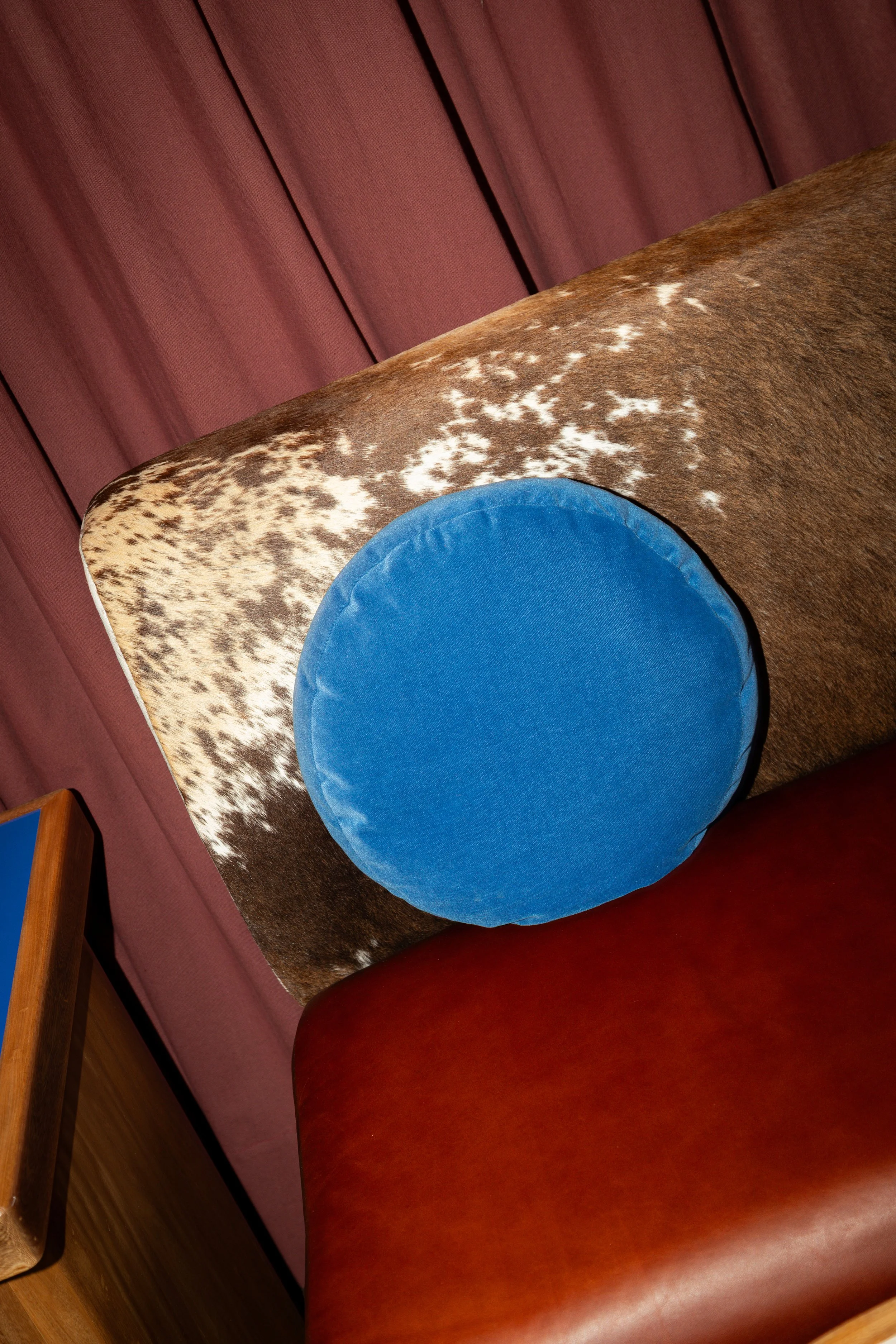 Bekeb-MayeEstudio-LeandroBulzzano(74de77) sofa with blue cushion copy.jpeg