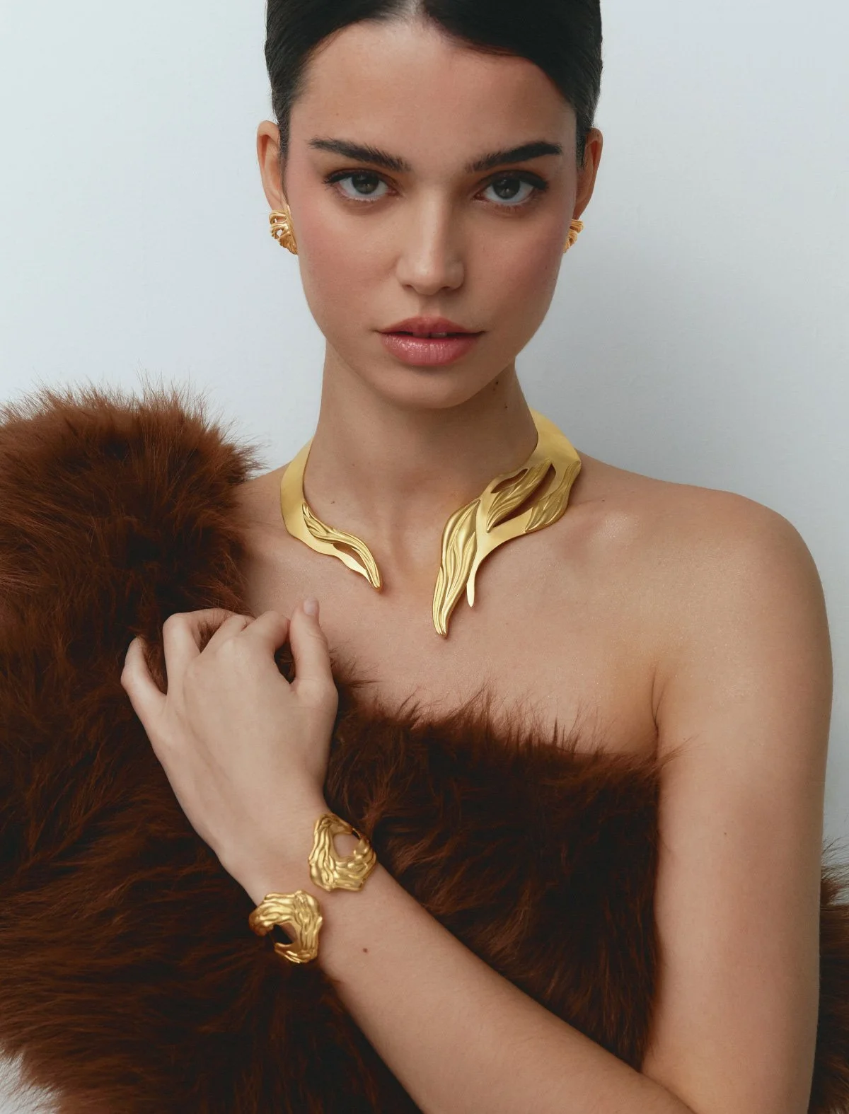 Copy of Juno-Necklace-Gold-Flipping.jpg
