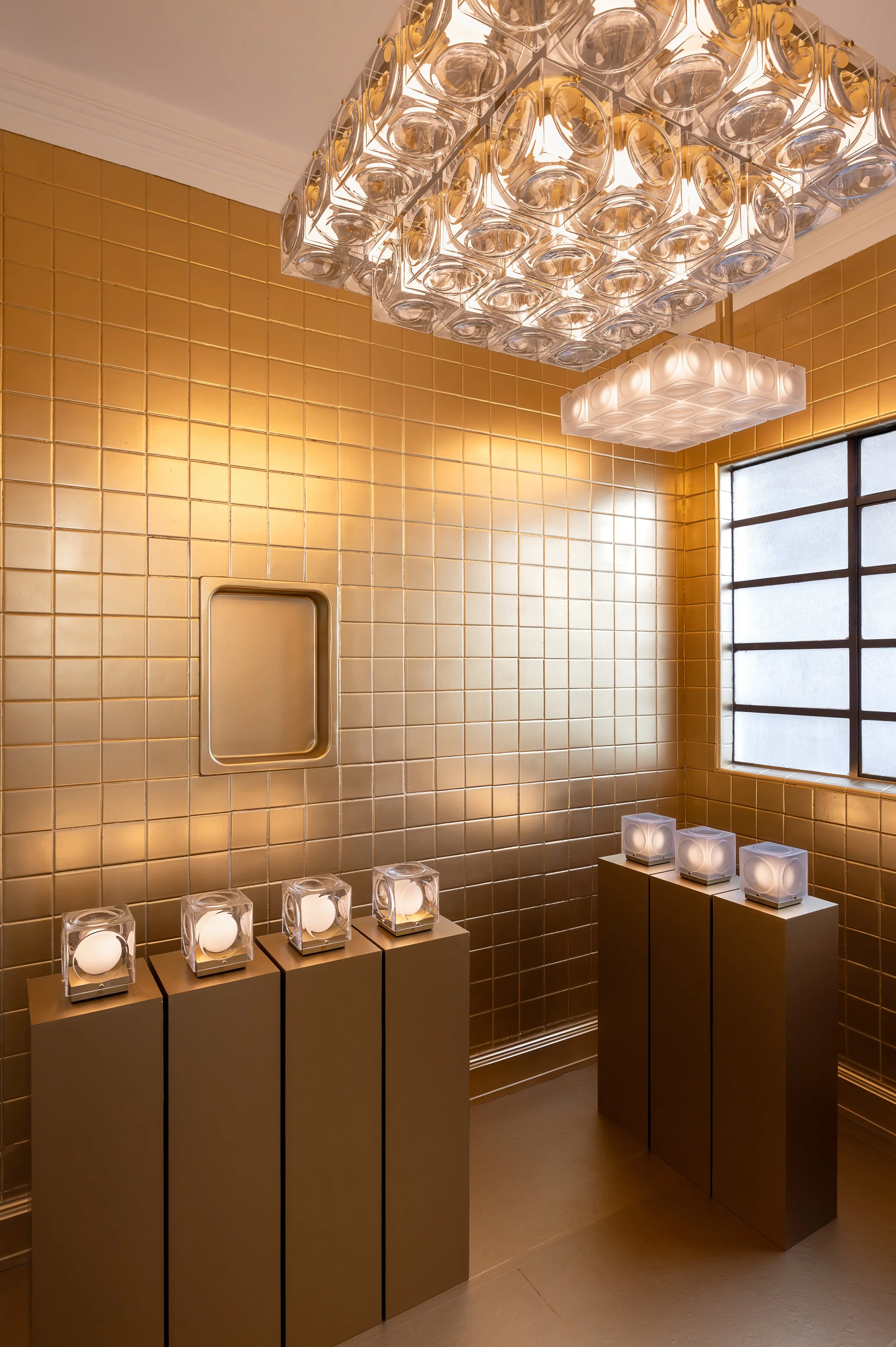 LeeBroom_TheResidentExibition Chant chandelier glass lights_135-Edit_Ema Peter