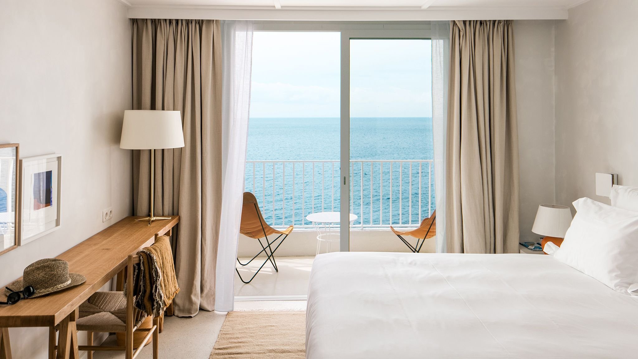 Bedroom2-HotelLesRochesRouges-SaintRaphaelFrance-CRHotel.jpg.webp.jpeg