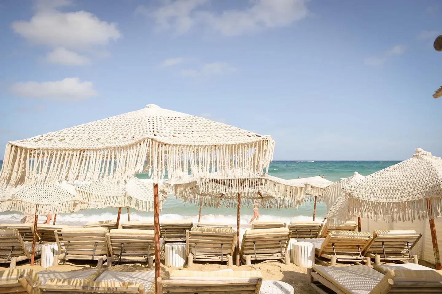 verde-beach-saint-tropez-sunbeds and sea view.webp