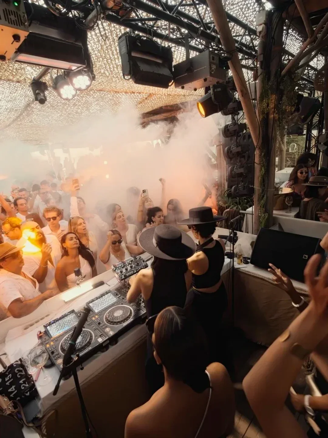 shellona-saint-tropez-beach-clubs--4.webp