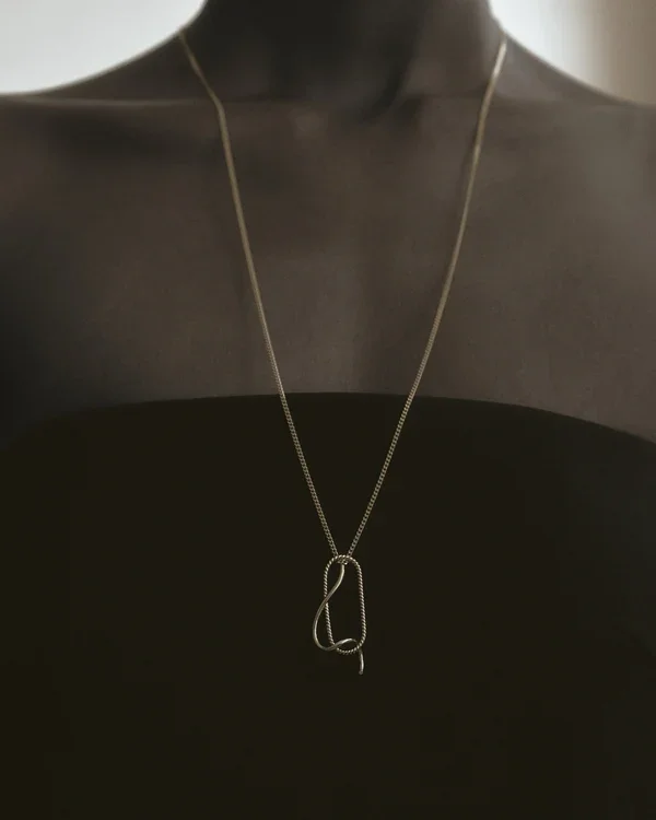 SS26_BAR_JEWELLERY_VEIL_PENDANT_GOLD_2_600x.jpg.webp