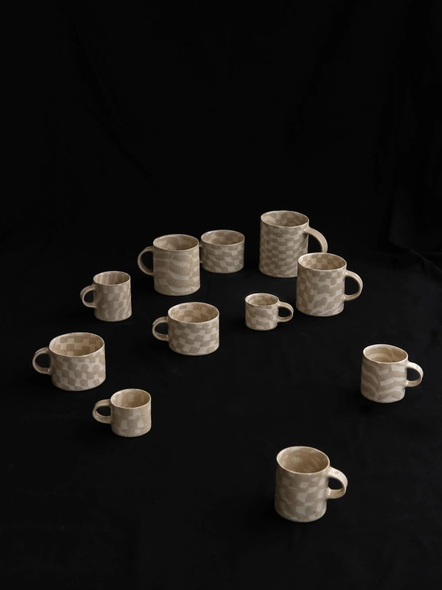 The apples of my eye aka cause of my migraines and anxiety aka the products of endless hours of detailed shaping, polishing and sweating aka ✨THE CHECKERED MUGS✨.

Jokes aside, they cause more love than problems and they do hold their liquids very we