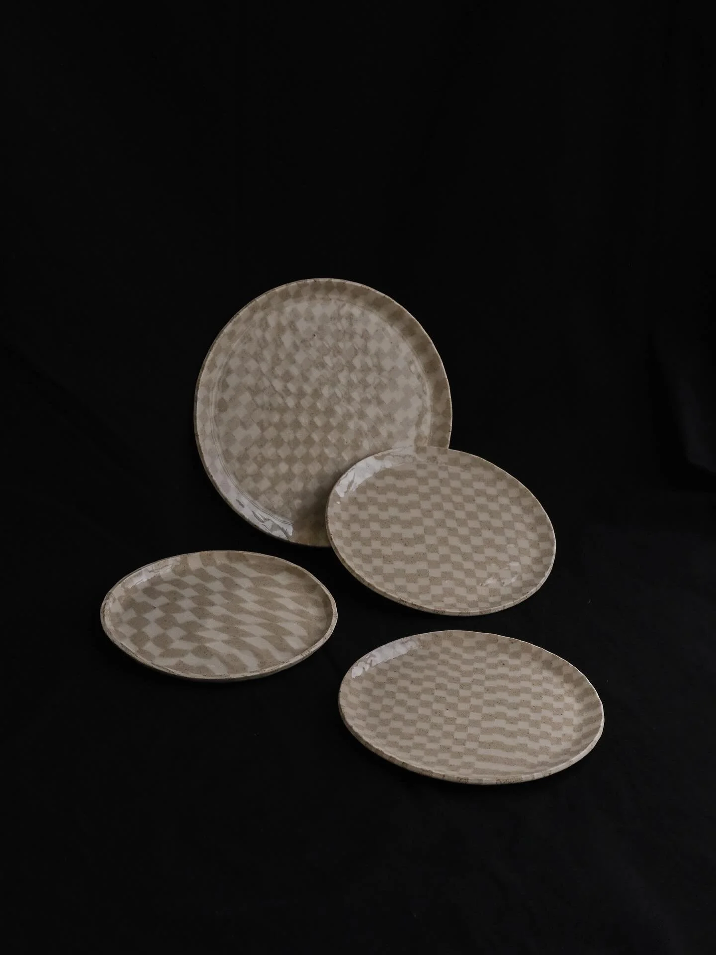 I&rsquo;m sharing these plates today because I really want to make some more and have to wait for some goodies to arrive first (@studiopeka.si i&rsquo;m coming for you!!). Hence this attempt at scratching that making itch dressed as regular posting.?