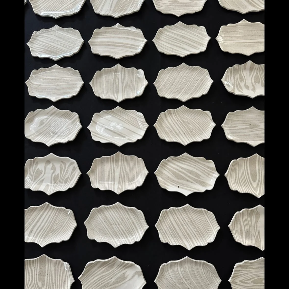 A month ago I finished my biggest project yet - 100 trinket plates for a wedding goodie bag!😭 

One of my dearest friends (and overall an exceptional human being) was getting married and she allowed me to be there for her in more ways than one. 

1.