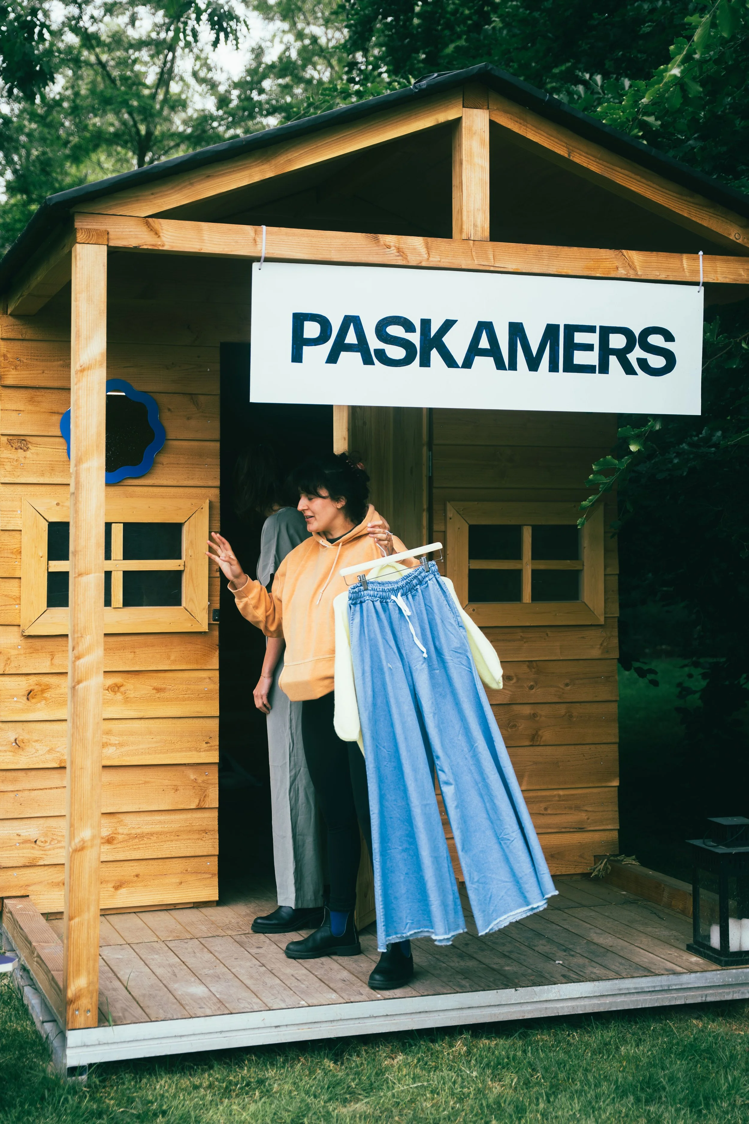 VEELTEVEEL CLOSET SALE GENT (c) TONE VERSWIJVEL-1-76.jpg