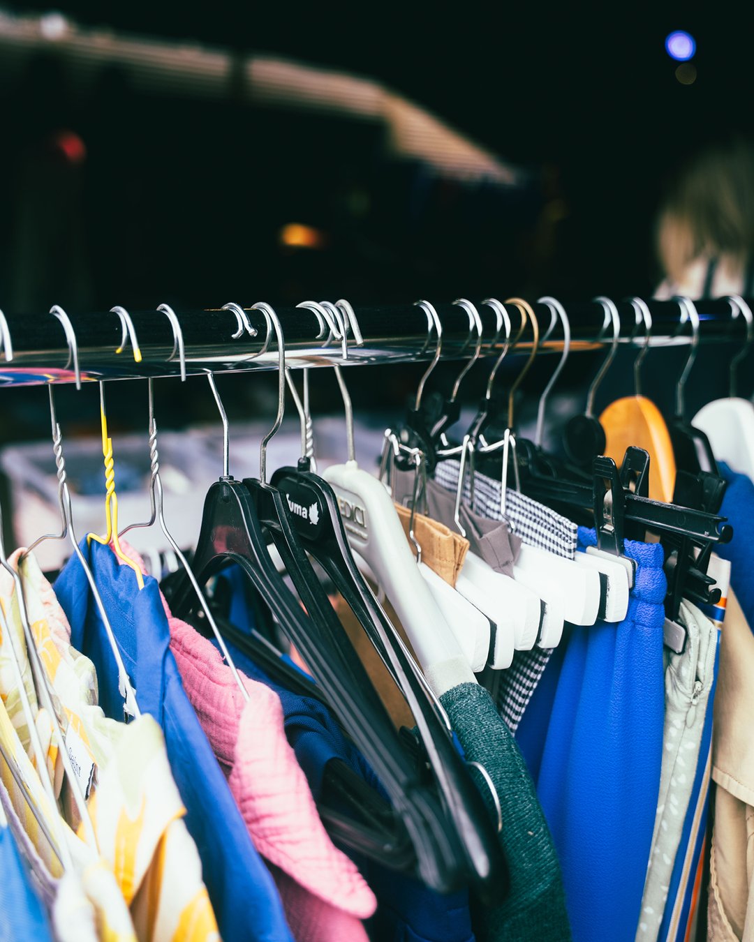 closet sale kledij op kledingrek