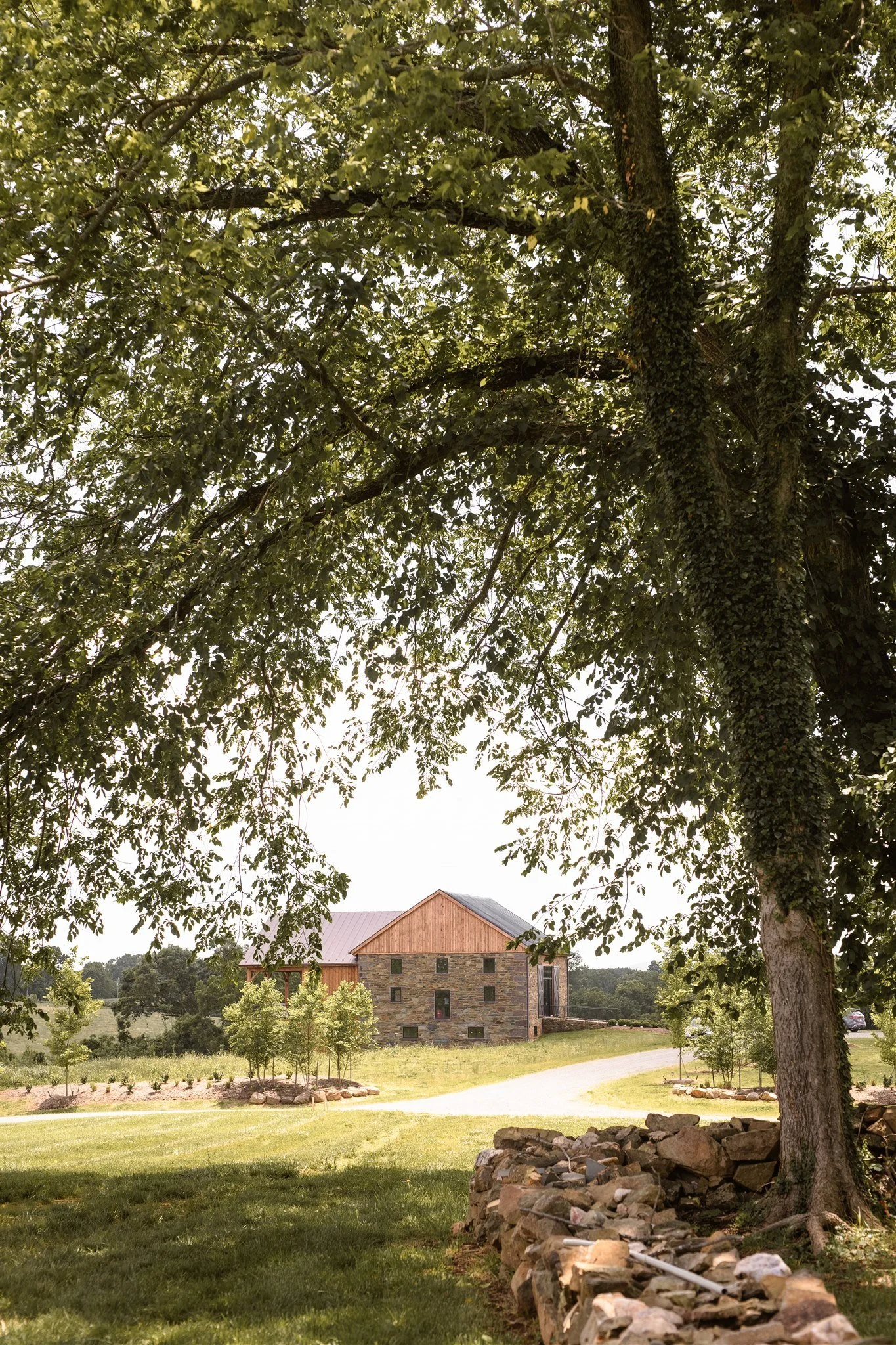 scenic stone wedding barn in loudoun county leesburg virginia