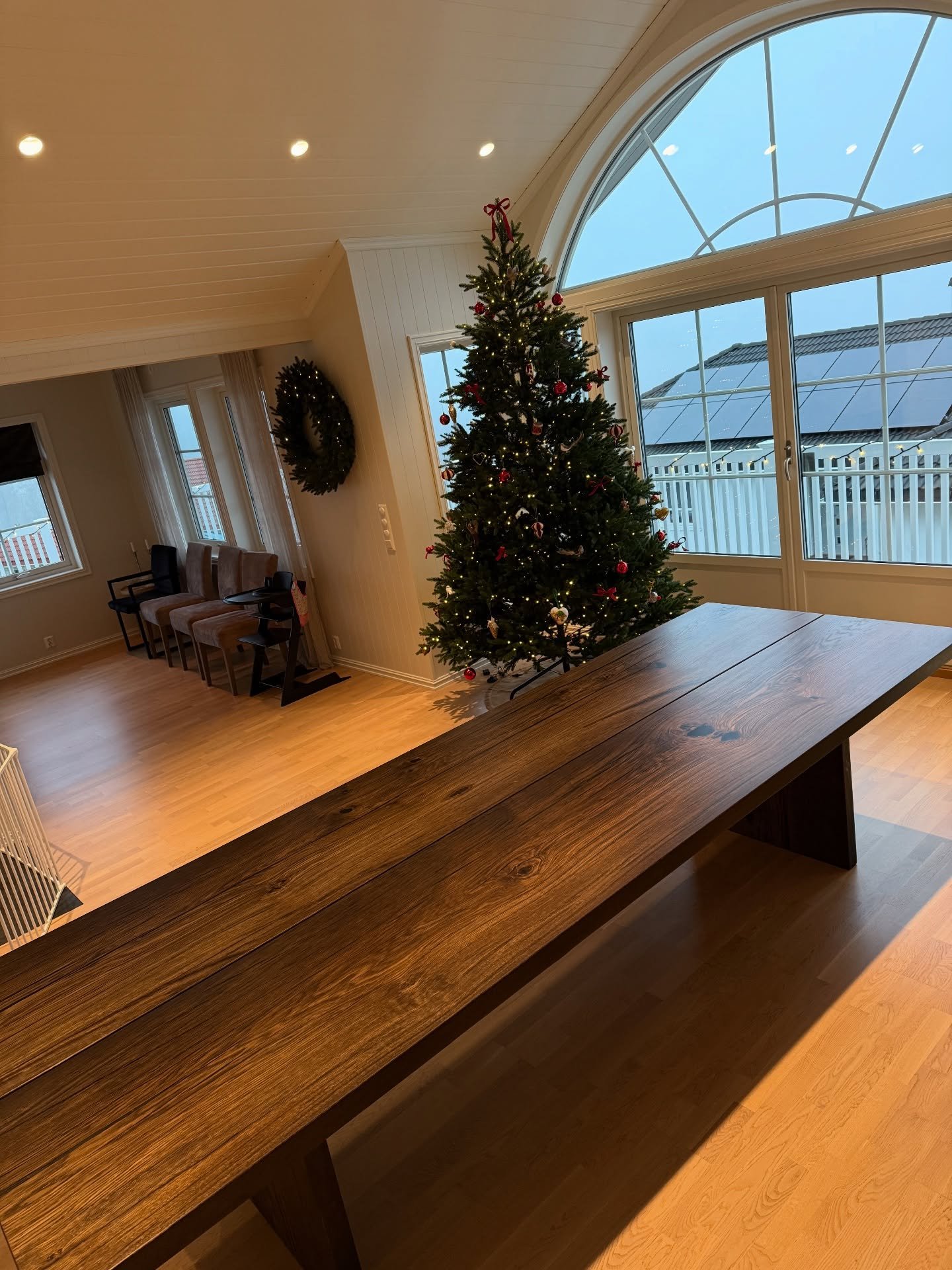 Makalaust spisebord i myreik 
320 lengde 110 bredde.
Natur farge.
Myr eik som er over 2000 &aring;r gammel,har naturleg farge m&oslash;rkebrun/gyllen svart..
Da va utruleg og f&aring; jobba med emner som vikinger produserte av&hellip;bygd for og vara