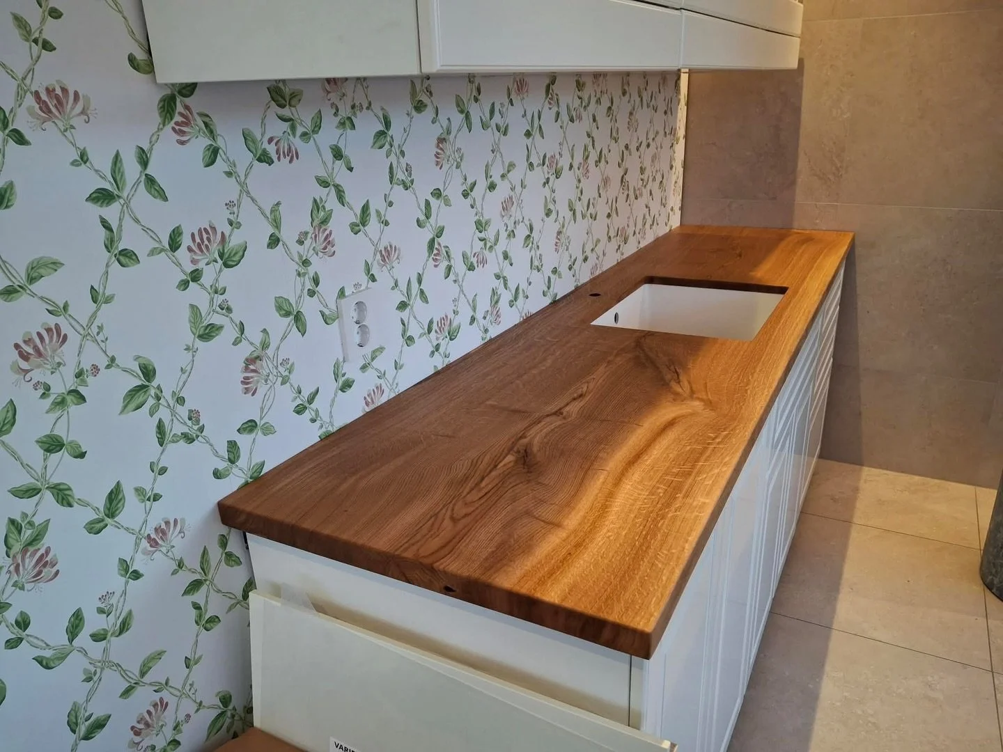 Benkeplate kjøkken i heilt emne i Eik.
Med underlimt vask 
Me lagar benkeplater på mål du trenger og hjelper deg med og velje tresorter og farger…
Ta kontakt

Farge pure frå @rubiomonocoatnorway 
#benkeplate #kj&oslash