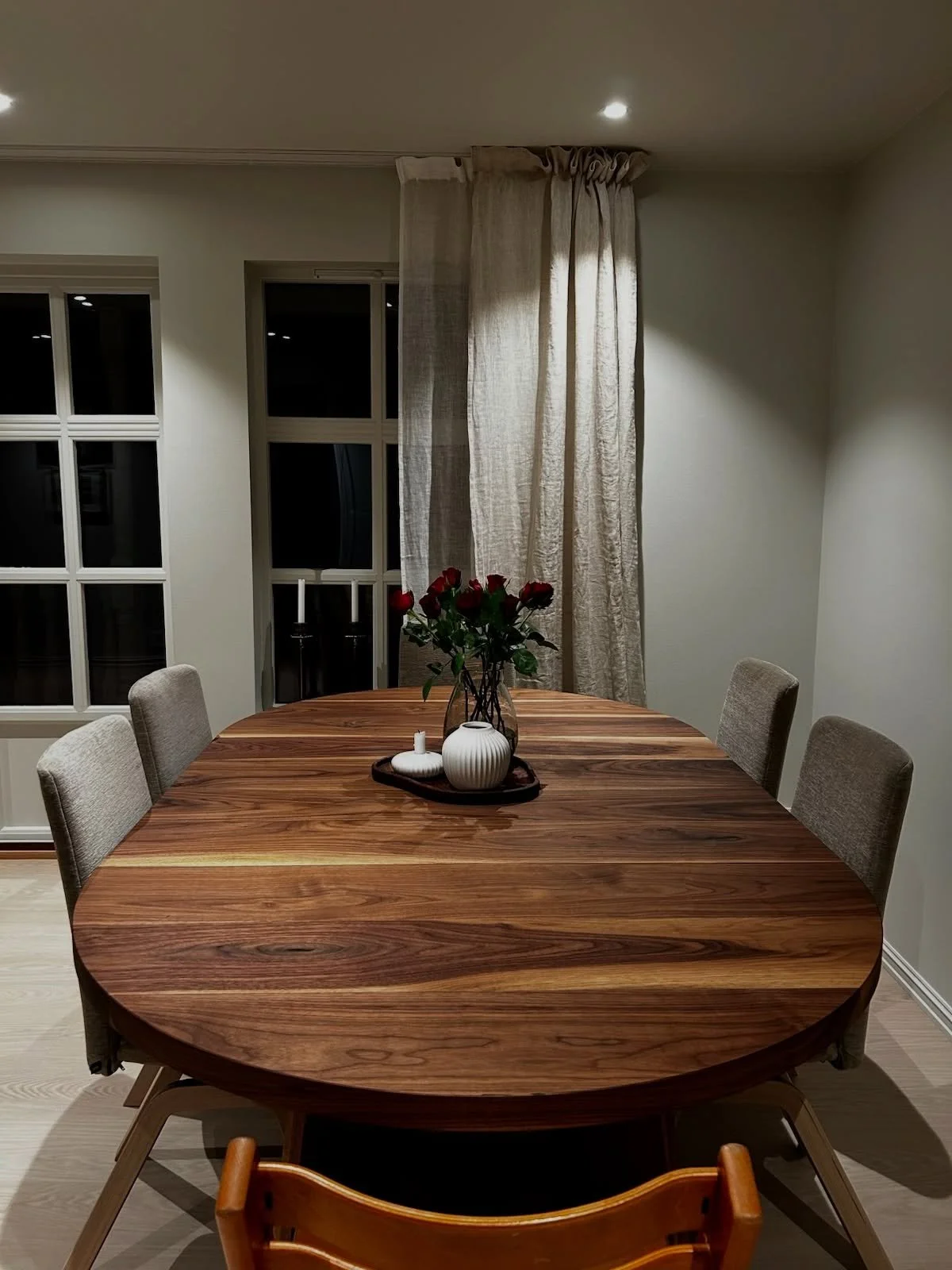 Rundt spisebord i valn&oslash;tt.
120cm med ilegg plater p&aring; 80cm
120/200/280 som er praktisk til n&aring;r ein er flere og kan lage bordet st&oslash;rre etter behov..
Ta kontakt for interesse..
@rubiomonocoatnorway overflate behandling
@gustavs