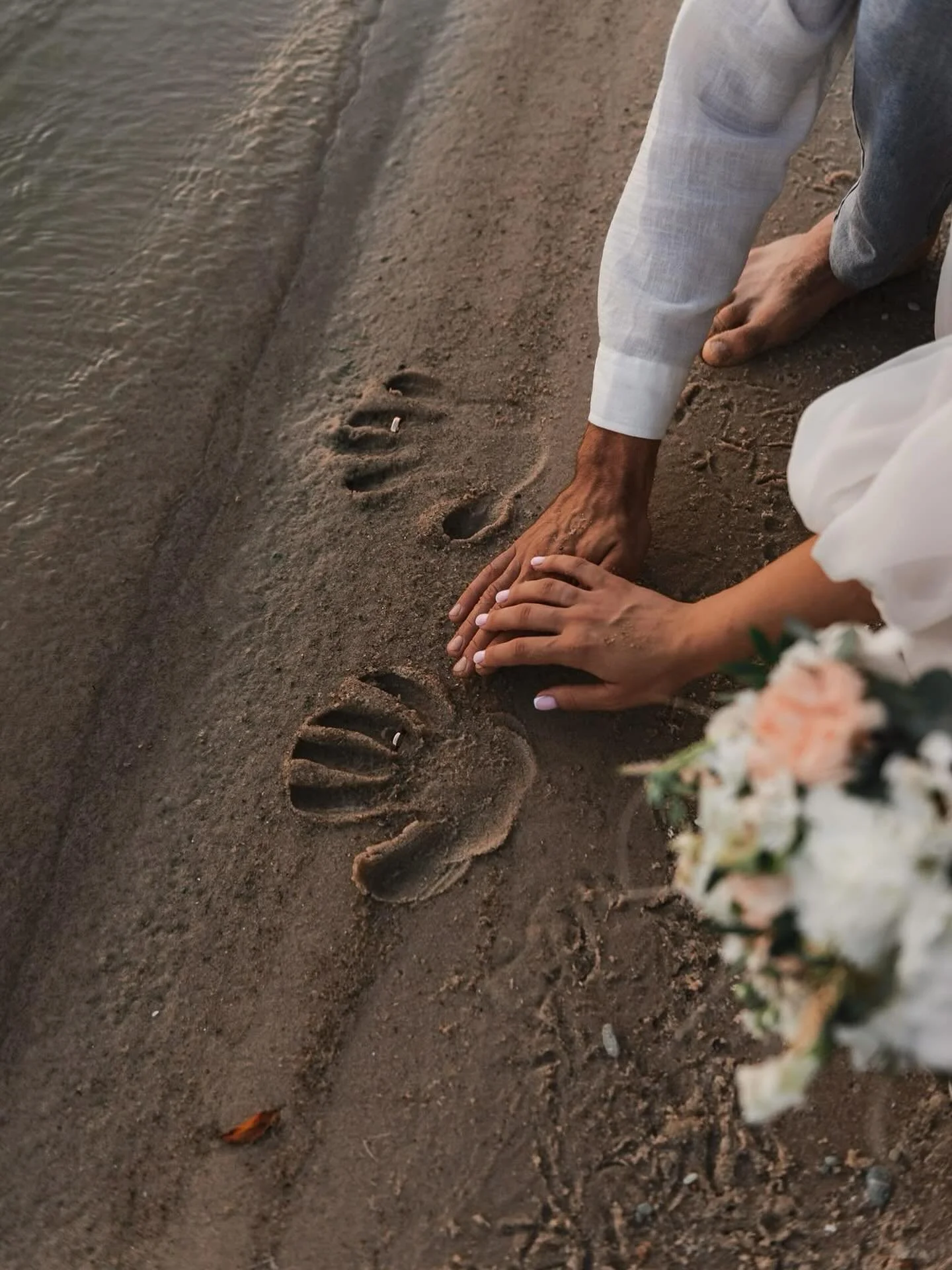 Deux empreintes, une seule histoire 💍
MJ Service, &agrave; vos c&ocirc;t&eacute;s pour sublimer vos instants.&nbsp;

Vous ne me confiez pas seulement la coordination&hellip; mais une partie de votre histoire.
Et j&rsquo;en suis profond&eacute;ment r