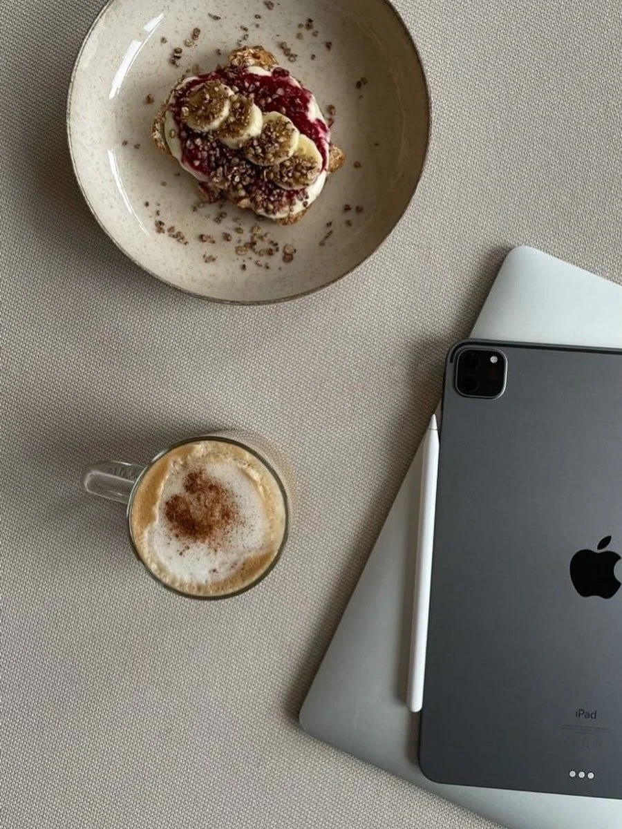 On me demande souvent : comment tu fais pour rester disciplin&eacute;e en travaillant depuis chez toi ? 👩🏼&zwj;💻

La v&eacute;rit&eacute;, c&rsquo;est que tout commence par une routine. Pas une routine rigide, mais des rituels qui ancrent la journ
