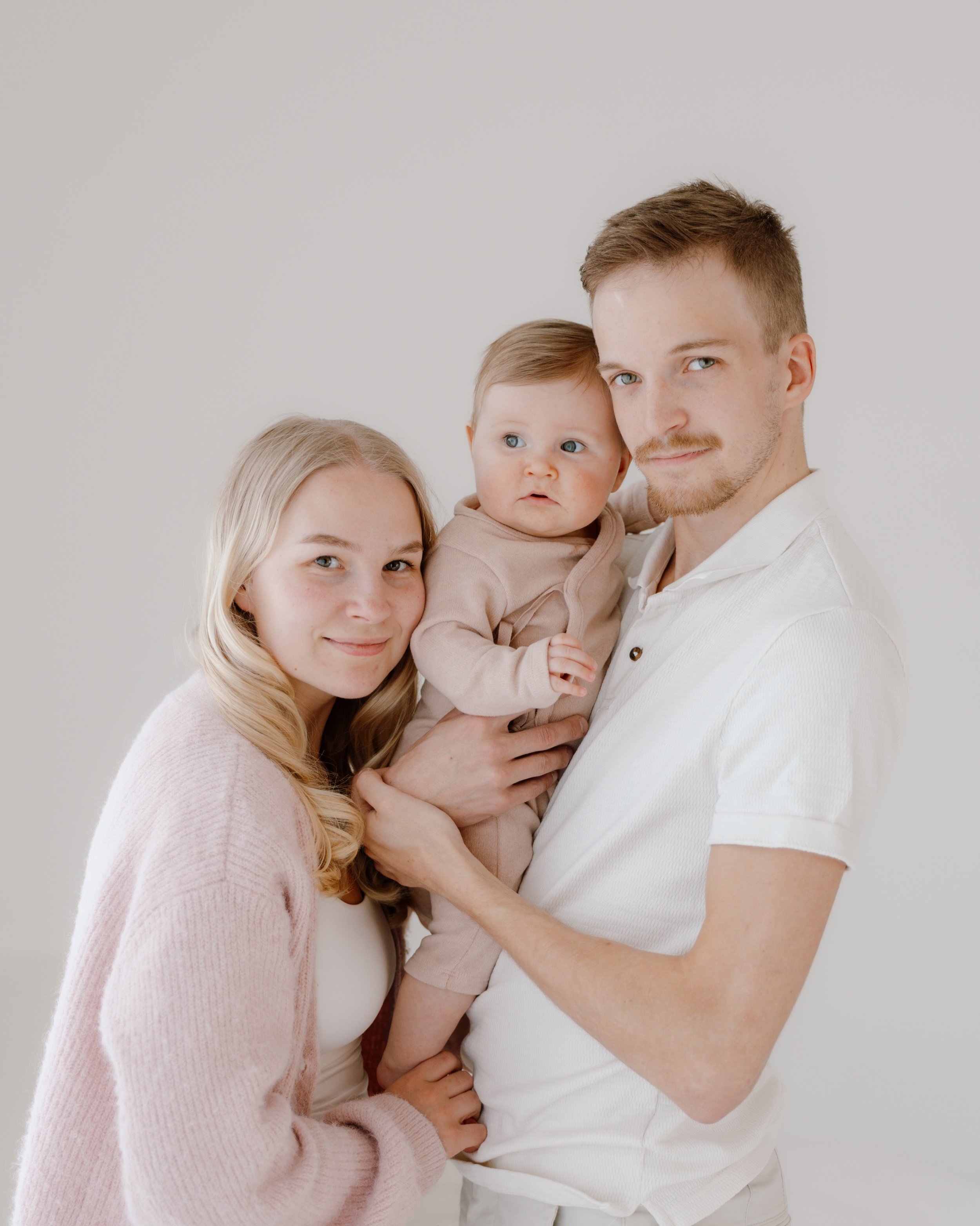 Pitk&auml;st&auml; aikaa kuvasin studiolla, t&auml;ll&auml; kertaa ihania perhekuvia💗

&ndash;N&auml;it&auml; tekisin mielell&auml;ni lis&auml;&auml;!😍

#perhekuvaus #valokuvausoulu #valokuvaus #veronikasvisuals