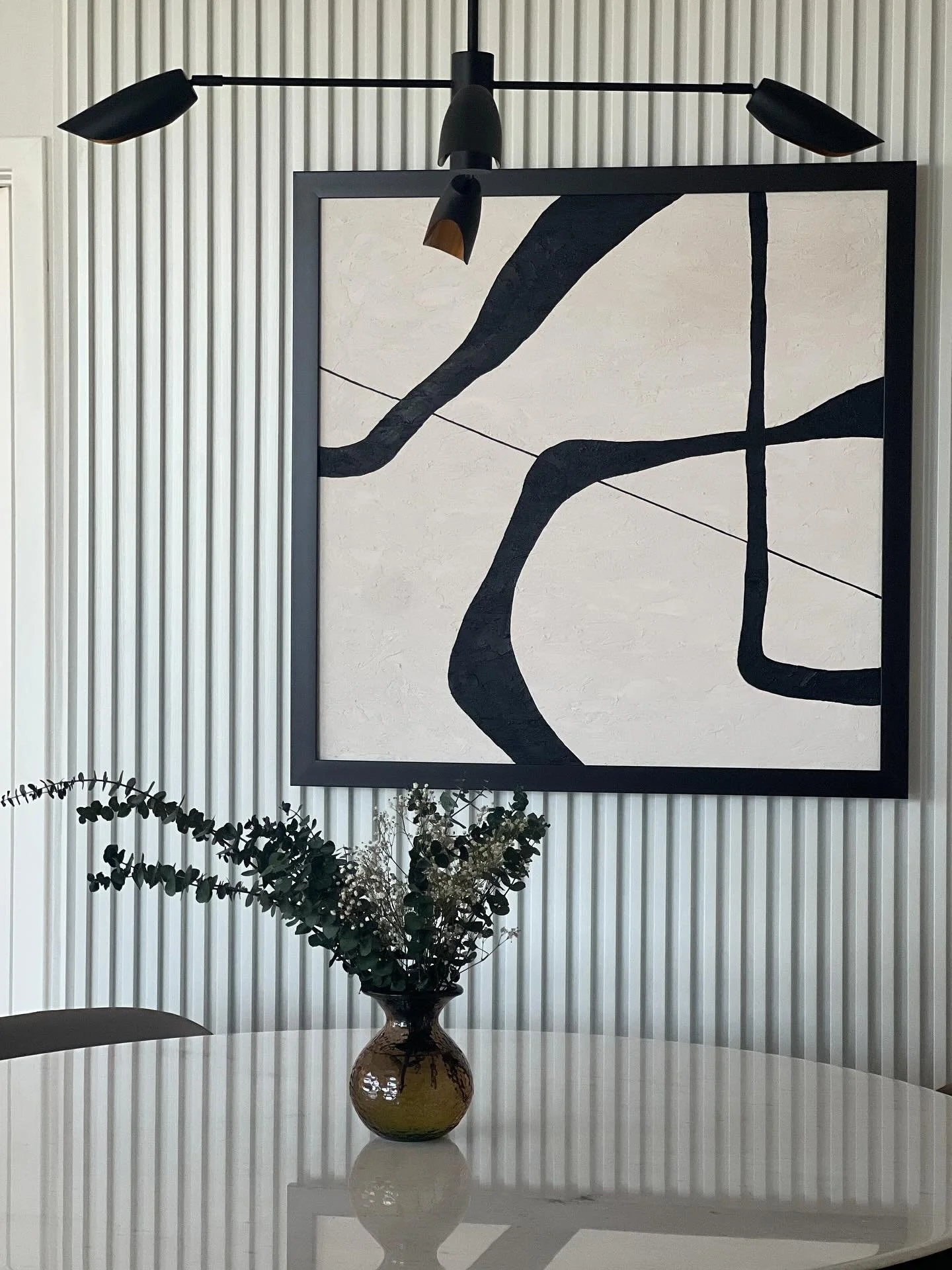Elevated dining in every detail.
A sculptural table anchors the space, surrounded by textured walls and finished with iconic midcentury lighting&mdash;where form meets function in perfect harmony.
#DiningRoomDesign #MidcenturyModern #TexturedWalls #C