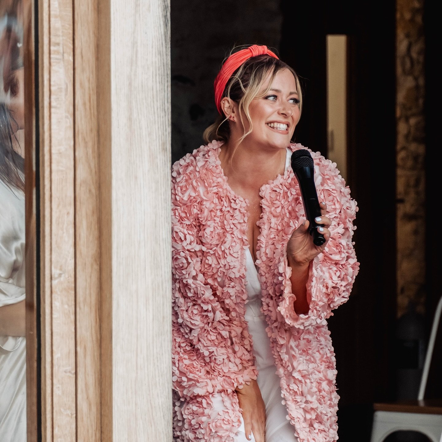 Never far from a mic π€
π· @vix_pix_photography is just too good behind her camera, thank you for capturing soo much happiness over the weekend π
| presenter | broadcaster | live events host |