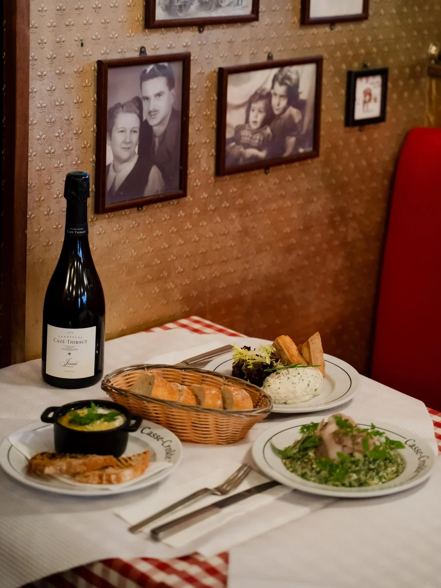 At Casse-Cro&ucirc;te, our menu changes daily 🍽👨🏻&zwj;🍳, crafted by our talented chef using only the freshest ingredients.

To book a table, get in touch with our team at 0207 407 2140. 
#cassecroute #bermondsey #londonrestaurant