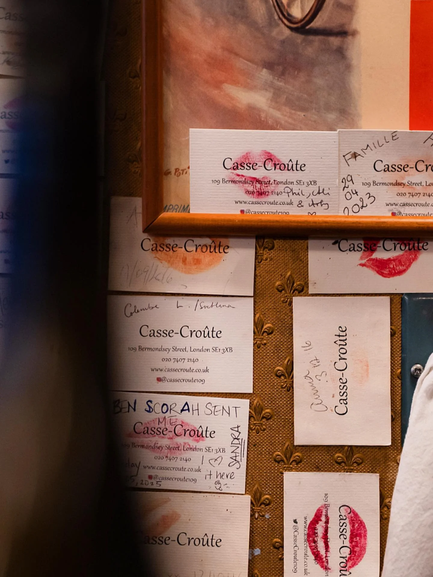 Every wall at Casse-Cro&ucirc;te holds memories from wonderful dinners shared! ✨🍴

#cassecroute #memories #kiss 💋