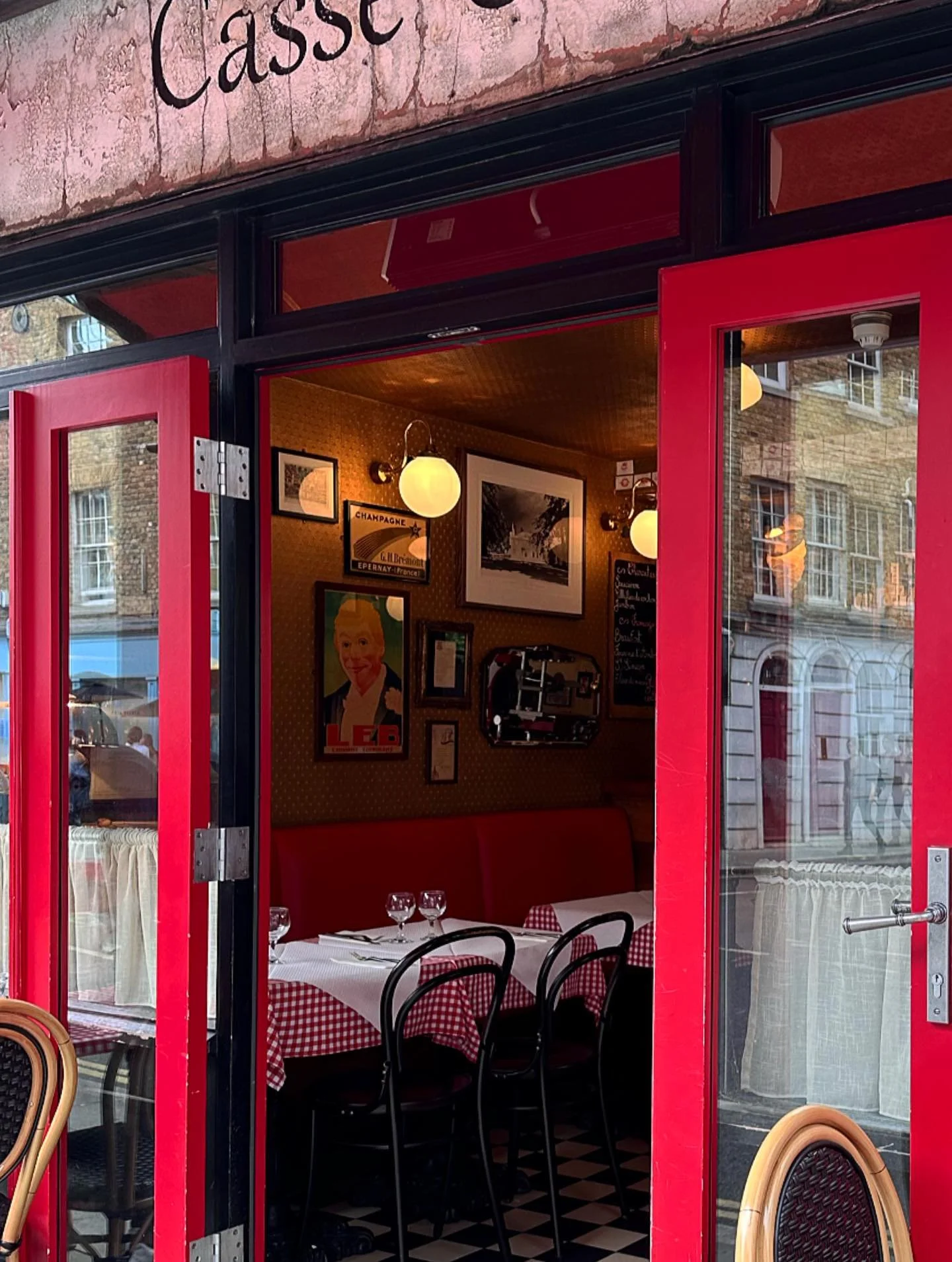 Waiting for you at Casse-Cro&ucirc;te. 🍽🫶🏻 Escape the winter chill - &amp; dine with us in true Parisian style in our romantic, cosy restaurant on Bermondsey Street! 

For reservations call our team on 020 7407 2140
#cassecroute #frenchfood #frenc