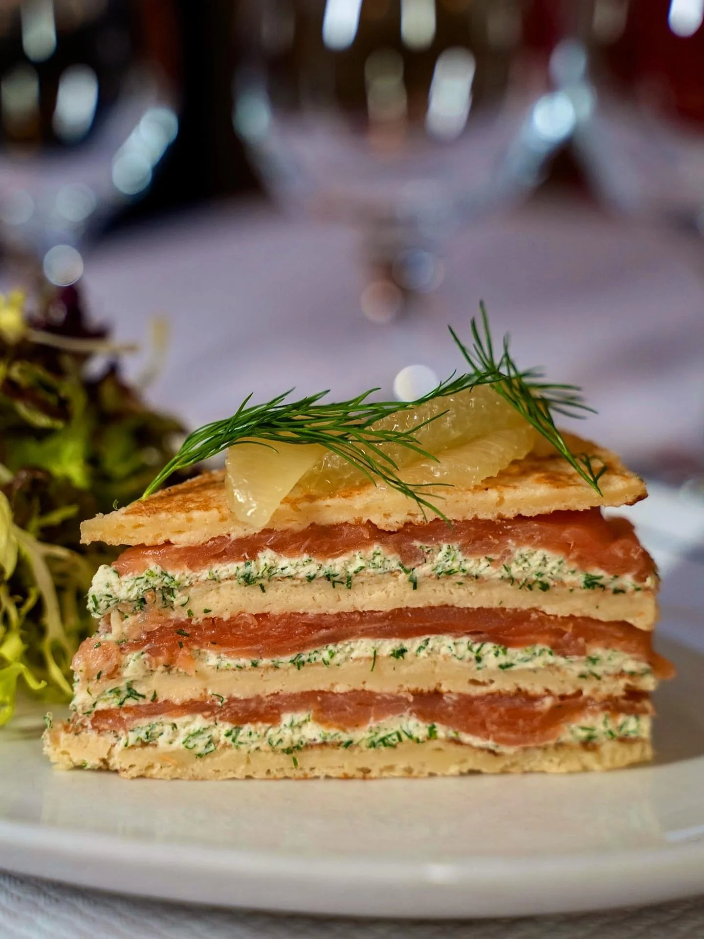 Salmon, cr&egrave;me fra&icirc;che &amp; blinis ✨🐠

#salmon #seafood #cassecroute #frenchrestaurant #frenchfood