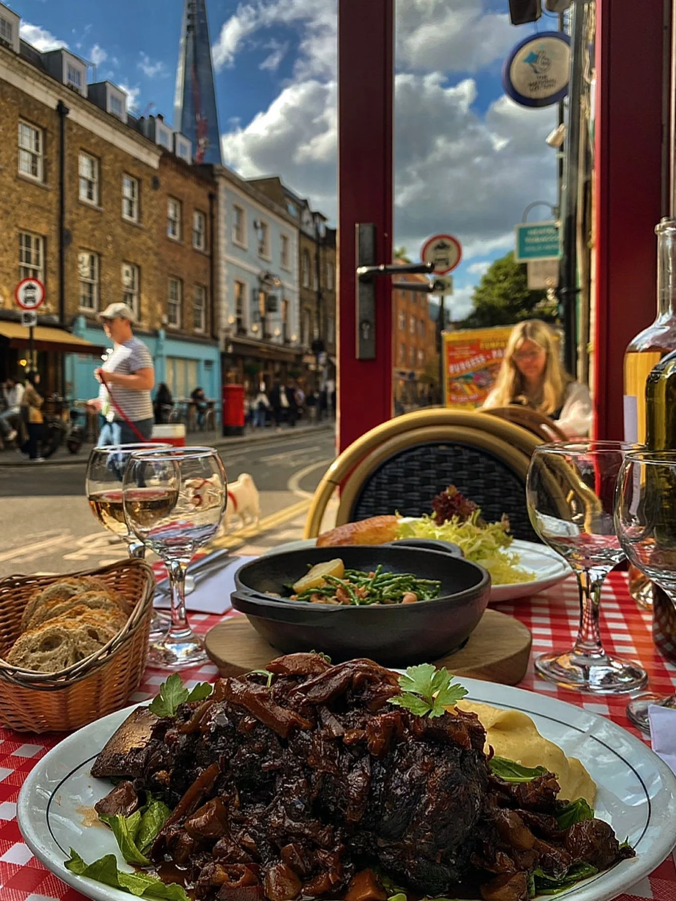 French feasting on our terrace! ☀️🍴🇫🇷

#cassecroute #bermondsey #londonfood #londonrestaurant #frenchcuisine