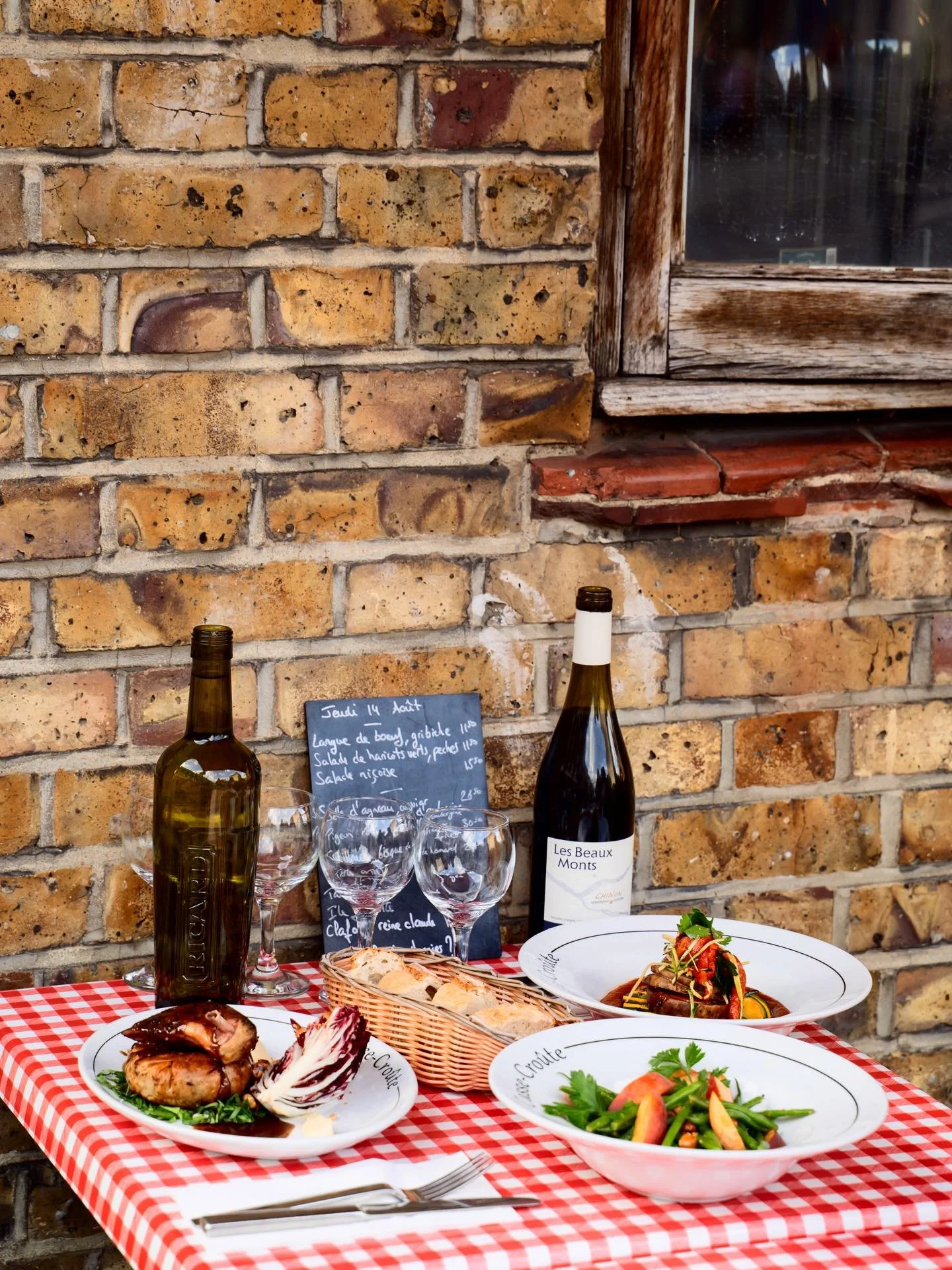 Summer dining awaits on our terrace. ✨
📞 To book, call our team on 0207 407 2140.

#cassecroute #bermondsey #summer #terrace #frenchrestaurant