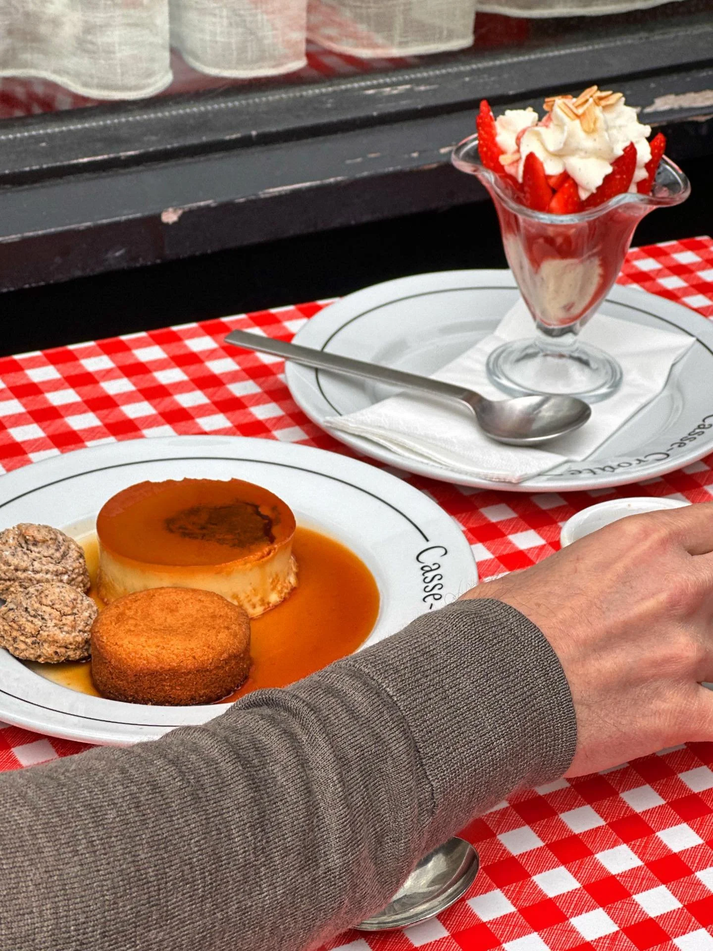 Enjoy indulgent desserts from our sun-kissed terrace this season! ❤️✨🍦

#dessert #cassecroute #bermondsey #londonrestaurant #londonfood