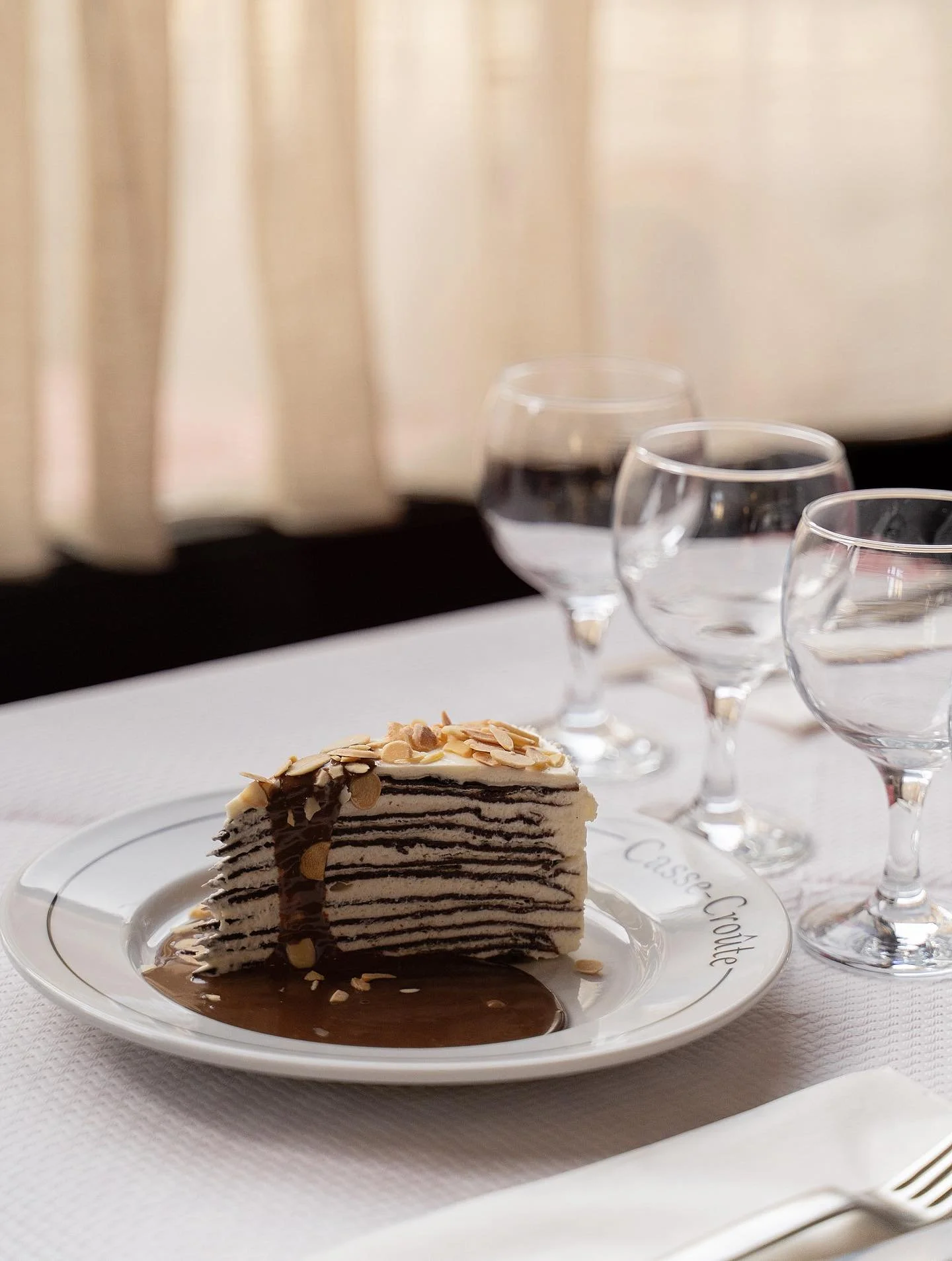 Delicate cr&ecirc;pes, silky vanilla, rich chocolate... layer upon layer. ✨

#chocolate #crepes #vanilla #londonrestaurant #piquenique