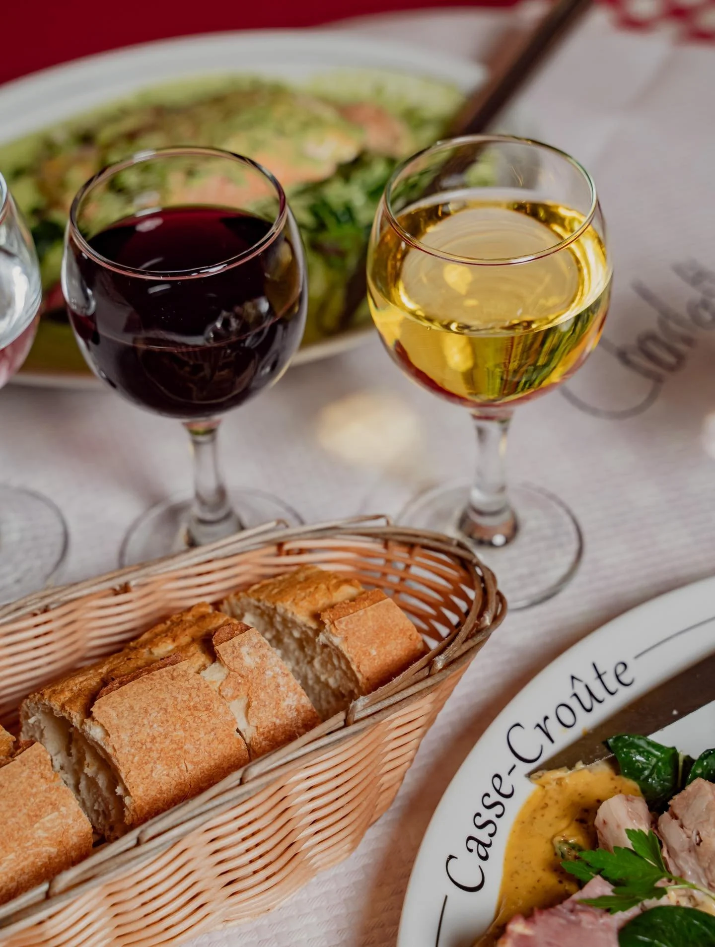 Evenings well spent in London! Enjoy an exclusively French wine selection when you join us at Casse-Cro&ucirc;te. 🍷🍾🥂

#frenchwine #wine #frenchwineonly #cassecroute #bermondsey