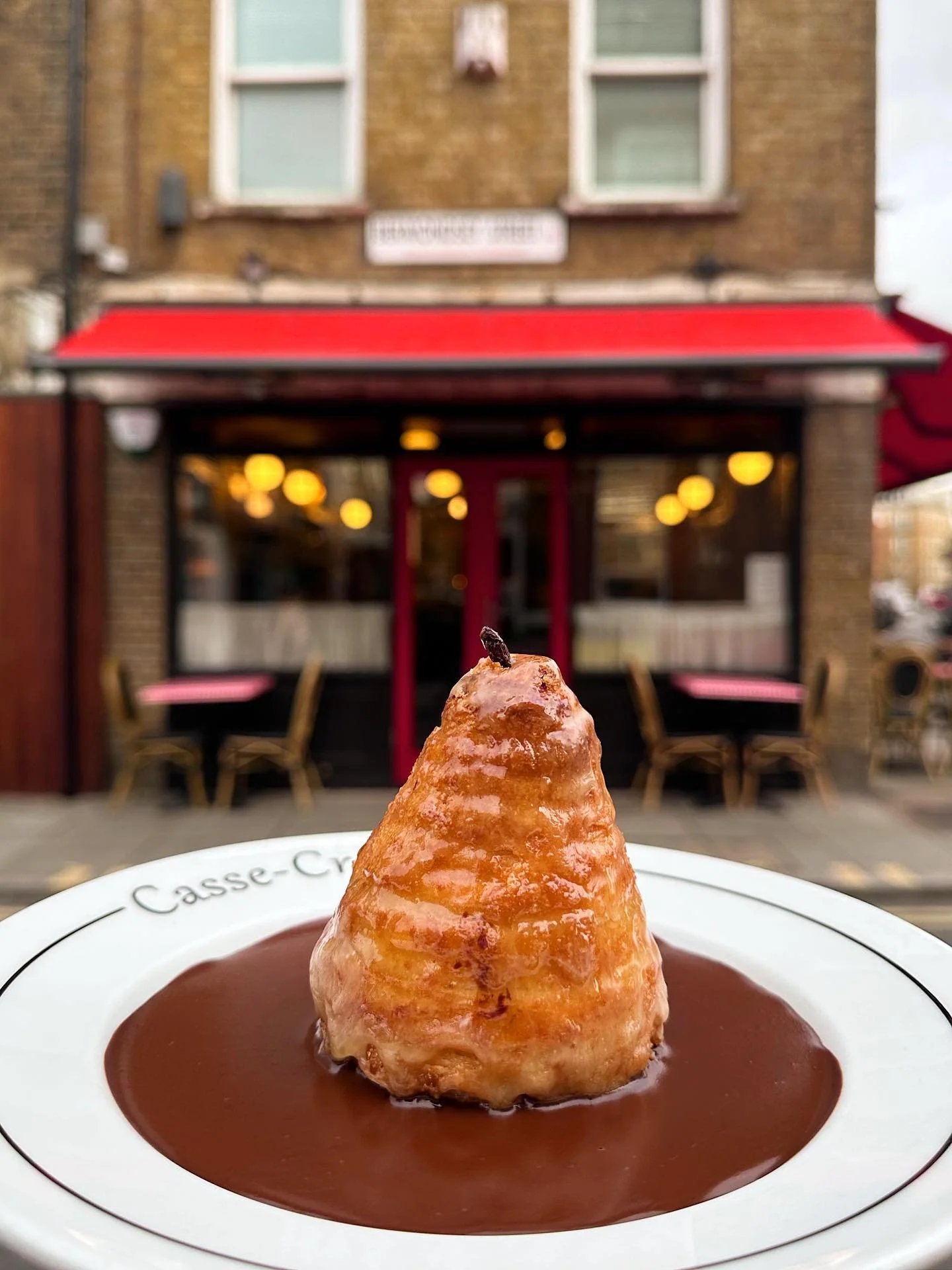 Poached pear, wrapped in pastry and served with a chocolate sauce. ✨🍐

#pear #chocolate #pastry #dessert #cassecroute